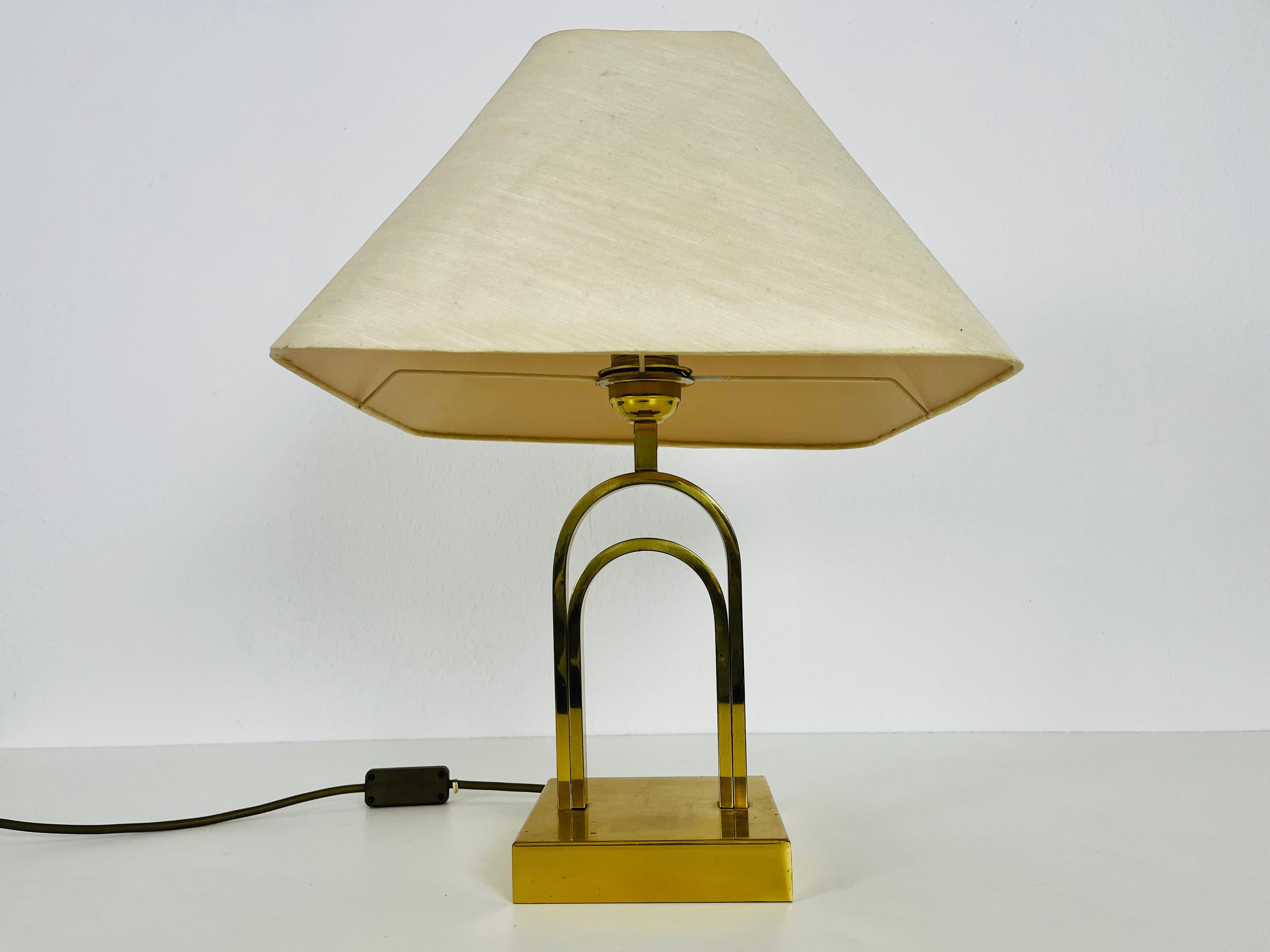 Laiton Lampe de table en laiton massif et abat-jour en tissu, années 1960 en vente