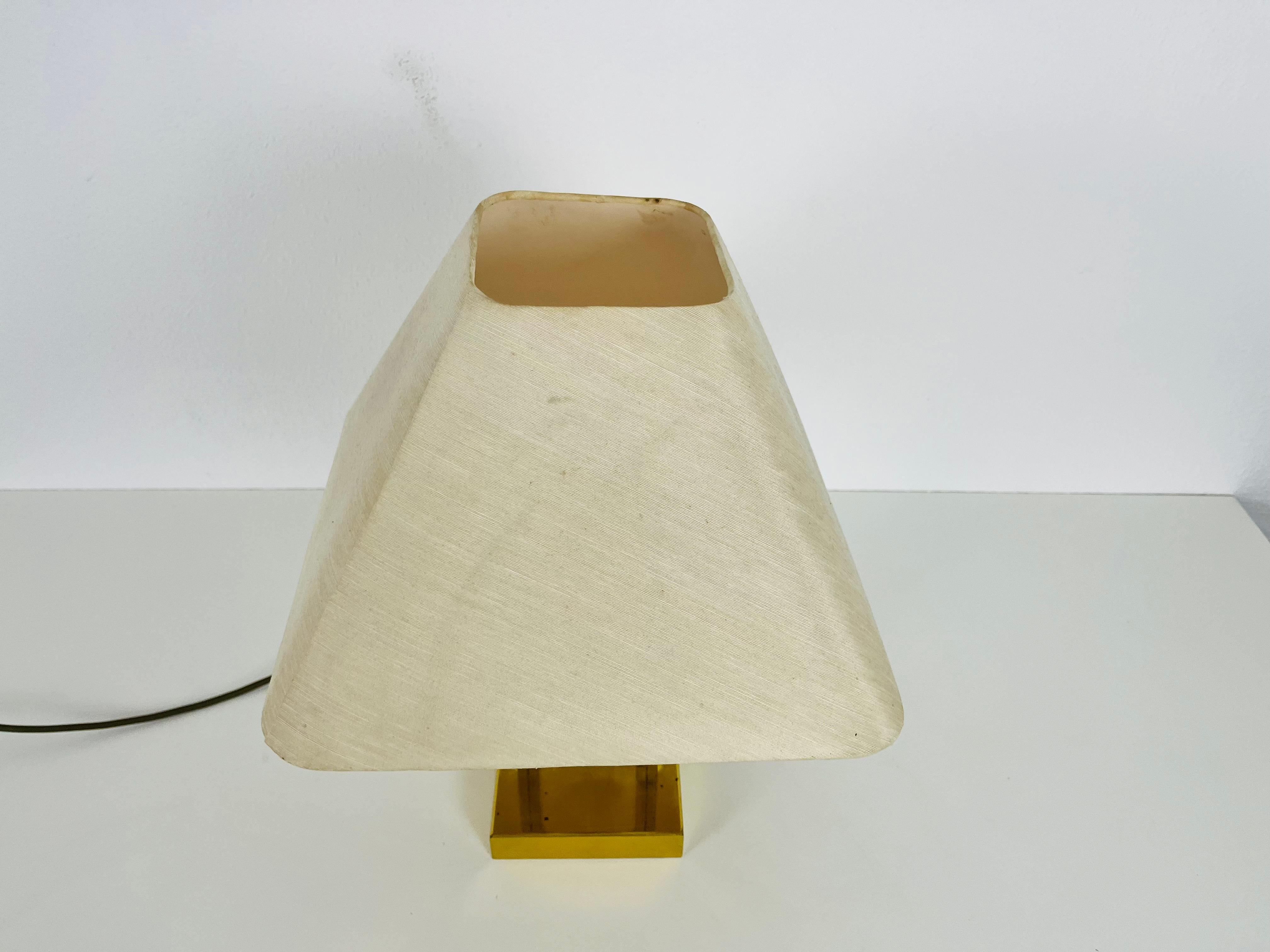 Lampe de table en laiton massif et abat-jour en tissu, années 1960 en vente 2