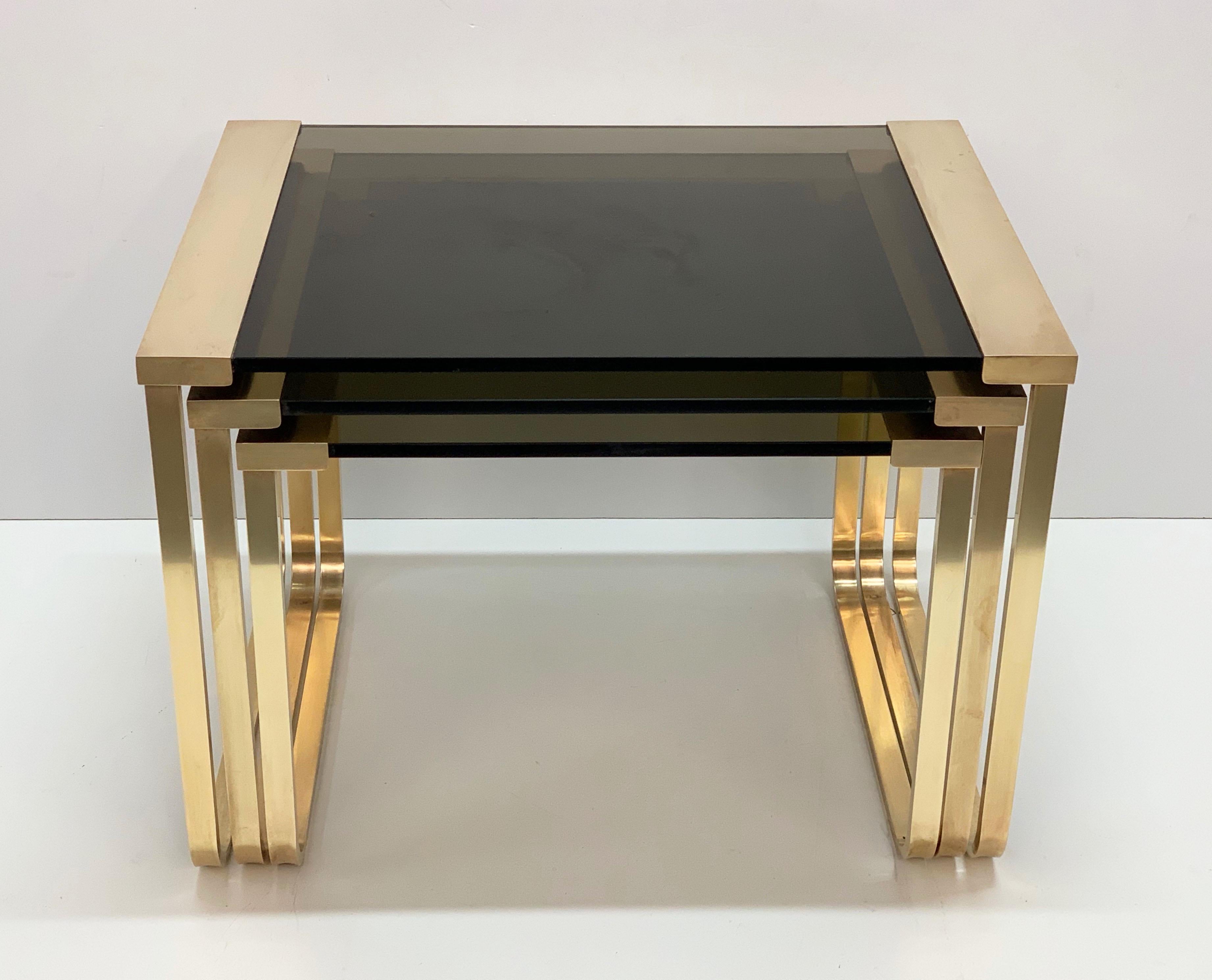 Tables d'appoint imbriquées en laiton massif et verre fumé du milieu du siècle dernier, France, 1970 en vente 2