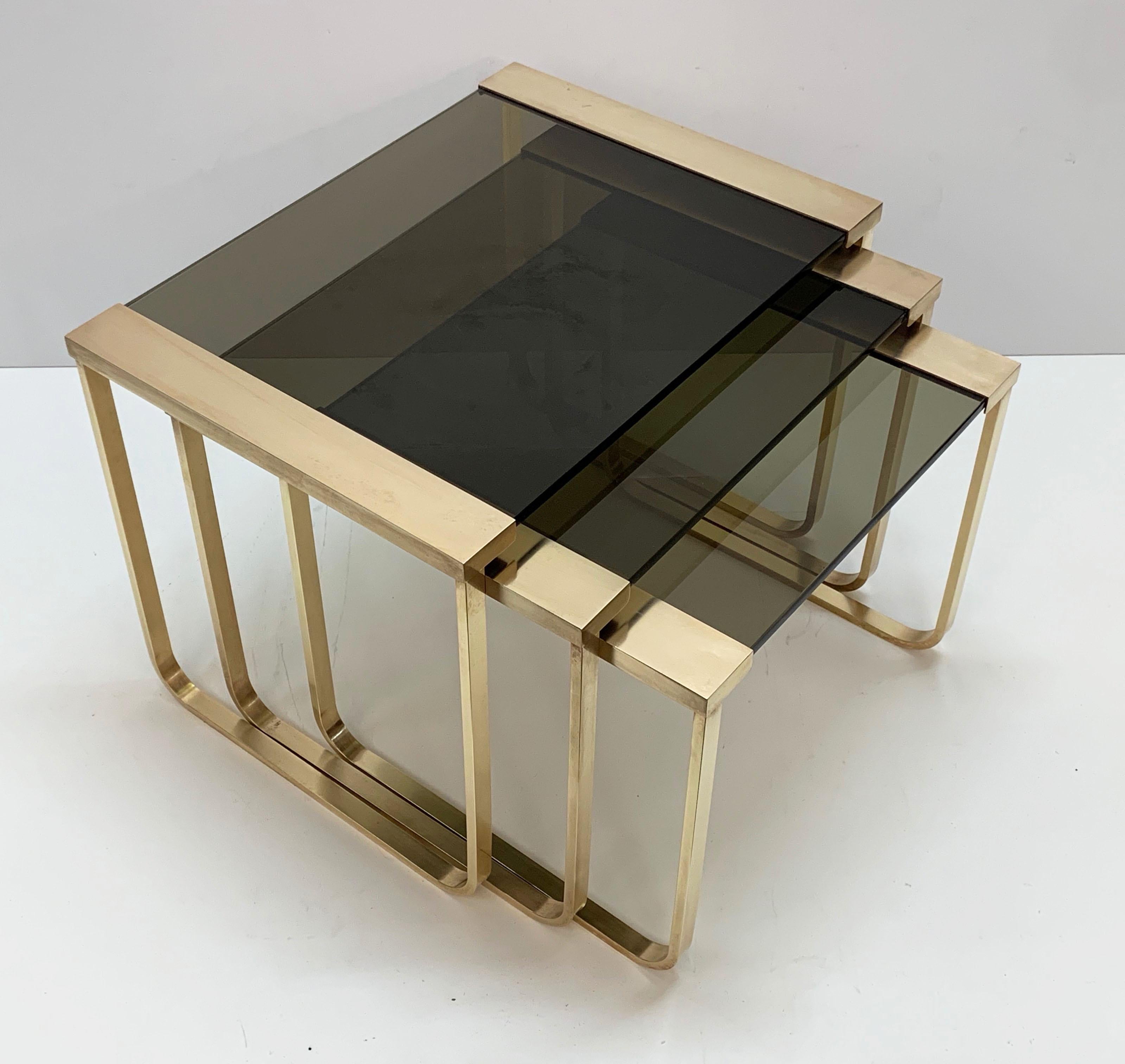 Français Tables d'appoint imbriquées en laiton massif et verre fumé du milieu du siècle dernier, France, 1970 en vente