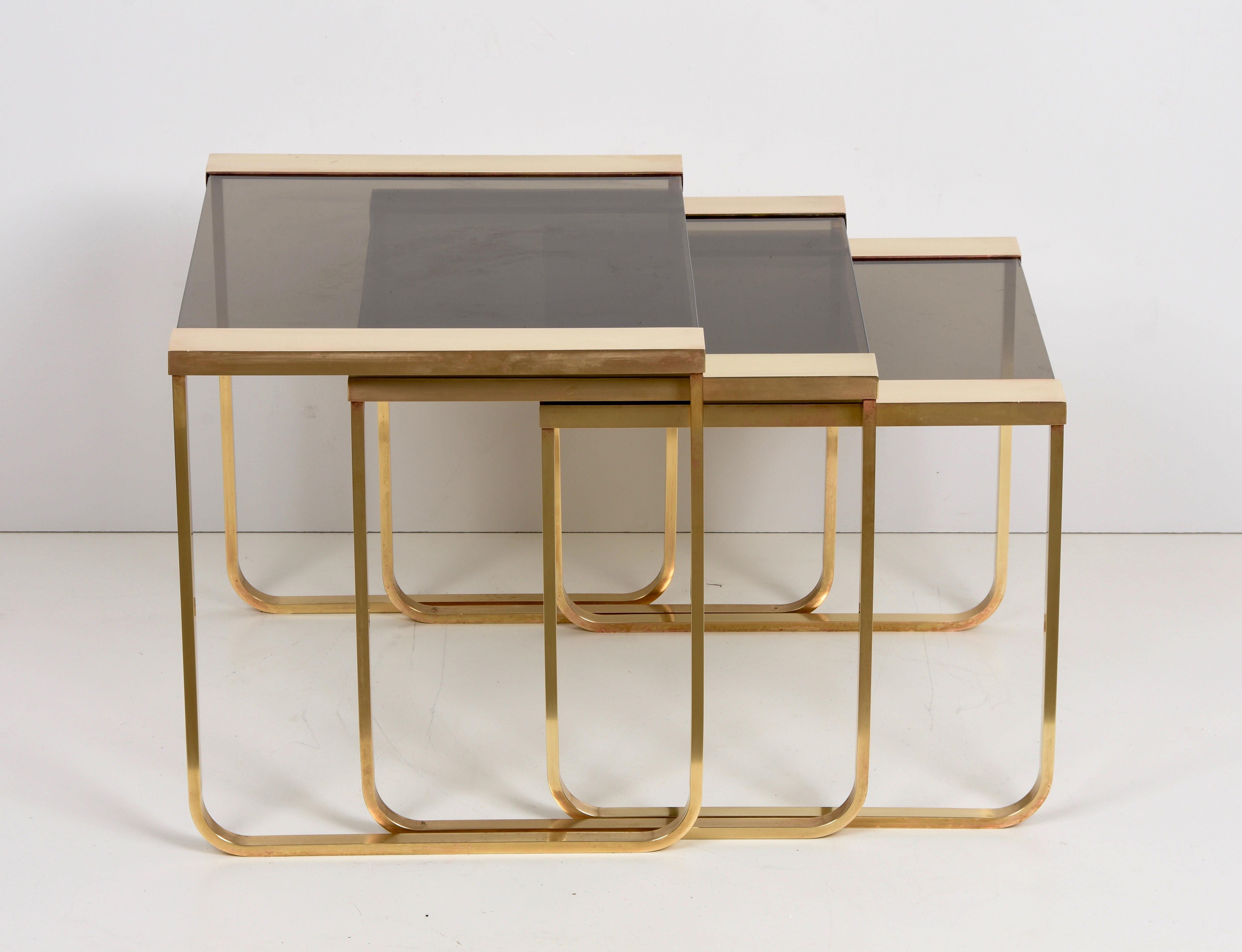 Cristal Tables d'appoint imbriquées en laiton massif et verre fumé du milieu du siècle dernier, France, 1970 en vente