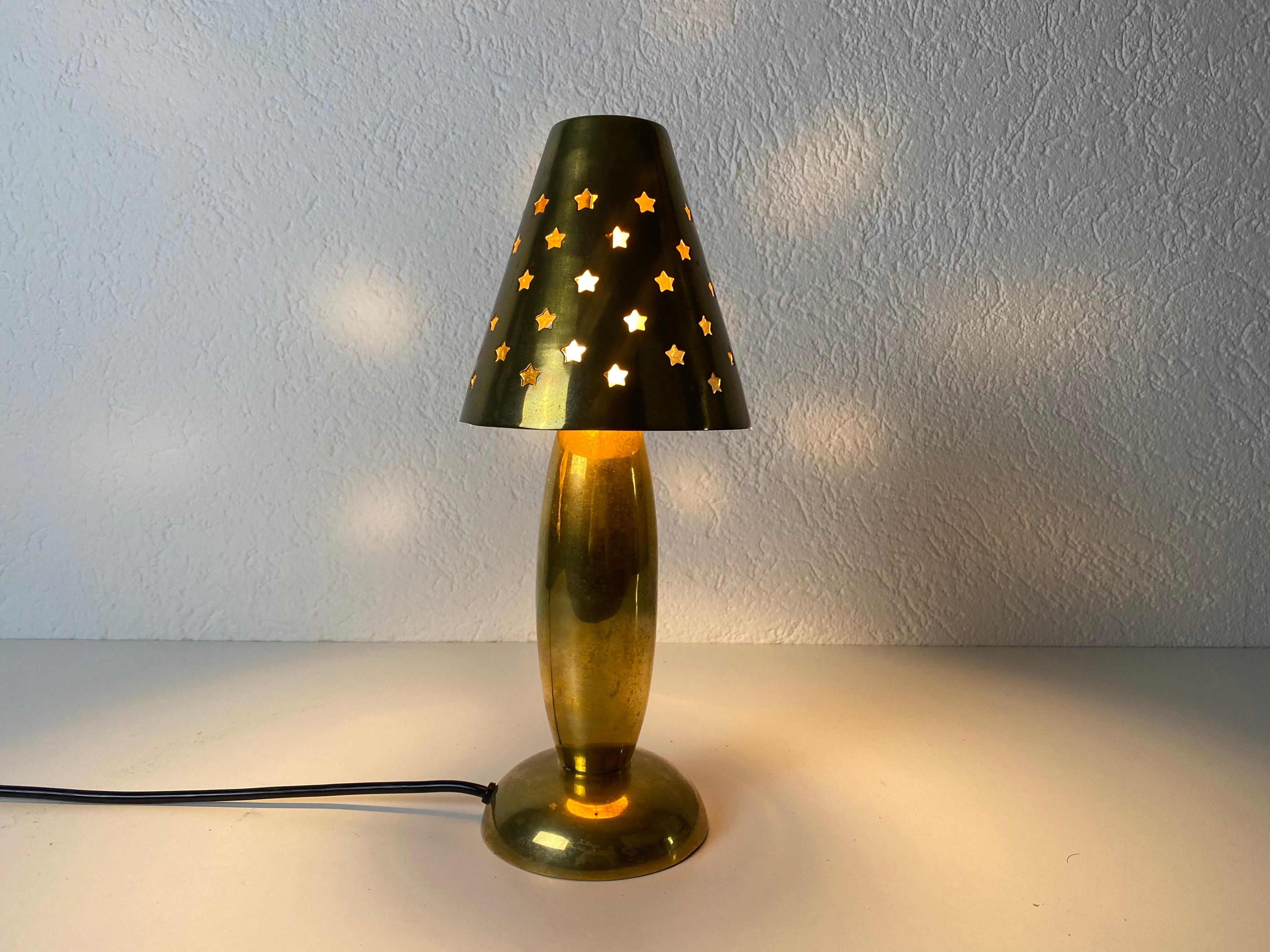 A table lamp made in the 1980s by Studio Lambert. Made by solid brass. 

The light requires one E14 light bulb. Works with both 120/220V. Good vintage condition.

Free worldwide express shipping.