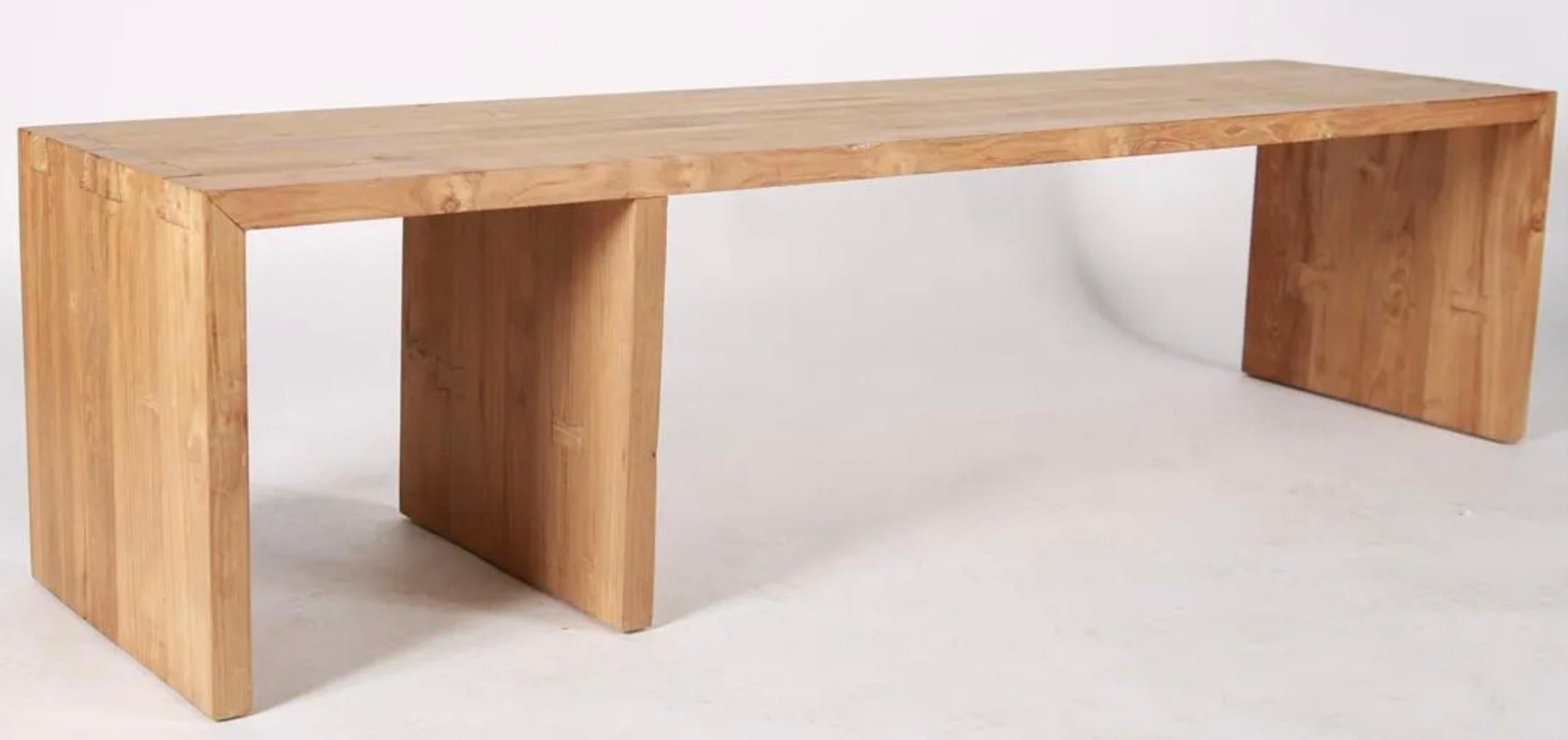 Panchina in legno massiccio di Wood chiaro del 1960, lunga 6'. Design minimalista senza ferramenta, ma con giunture a papillon intagliate a mano. Panchina dal design molto robusto su tre gambe di sostegno in stile moderno del midcentury American