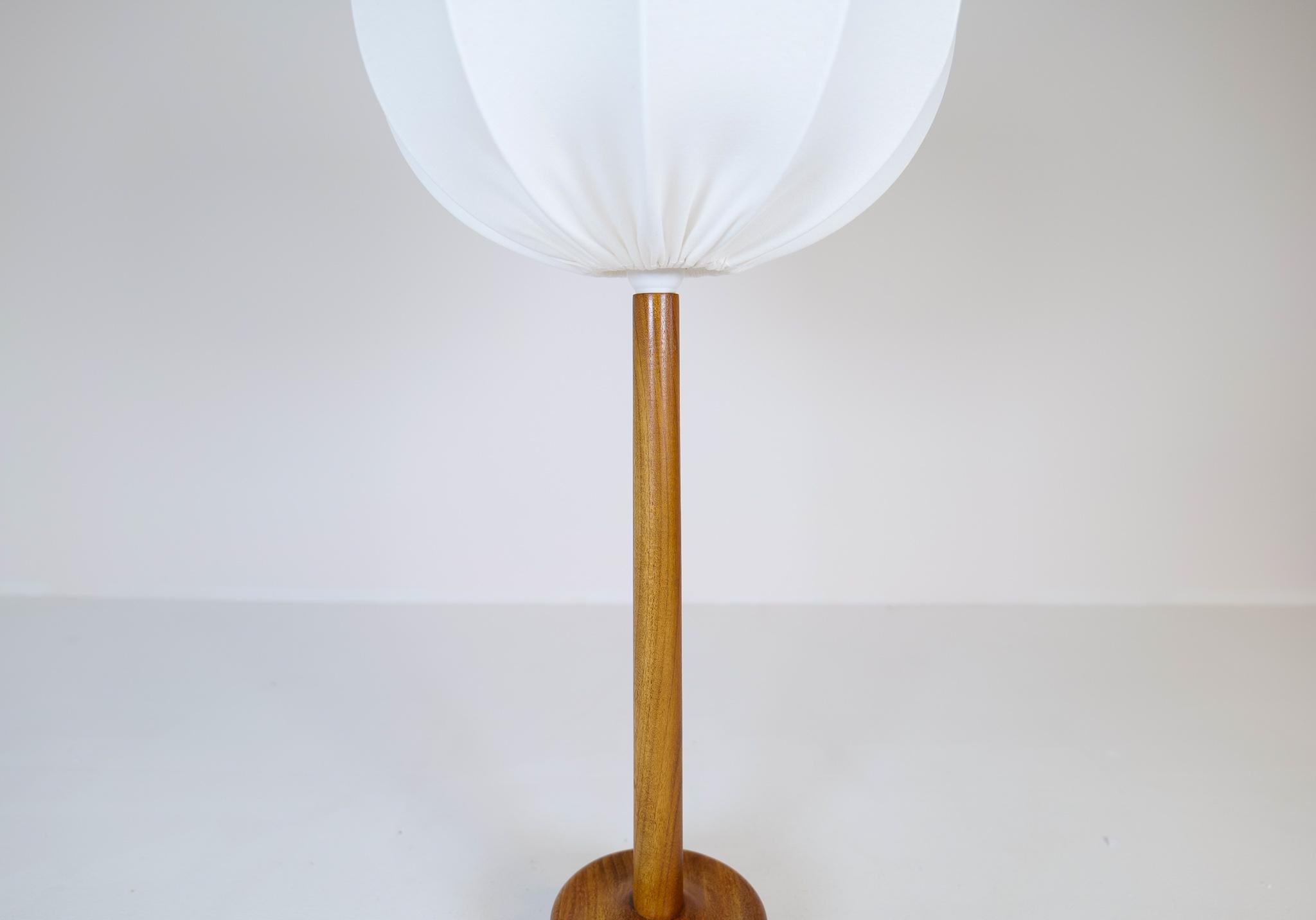 Teck Lampe de bureau en teck massif du milieu du siècle dernier, Suède, années 1960 en vente