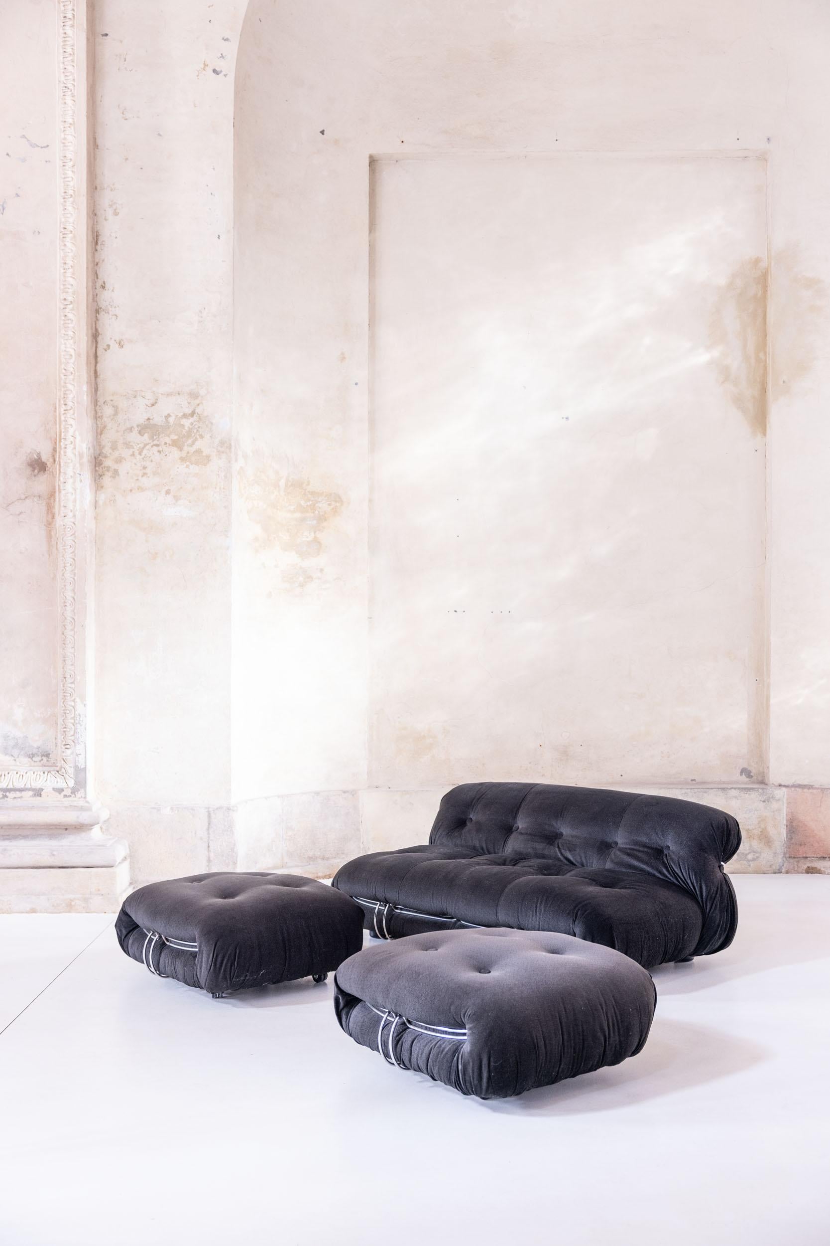 Ensemble composé d'un canapé deux places et de deux ottomanes par Afra e Tobia Scarpa pour Cassina.
Label original Cassina.
L'idée de ce fauteuil qui a changé le visage du mobilier rembourré revient à A et Tobia Scarpa, qui l'ont conçu en 1969, en