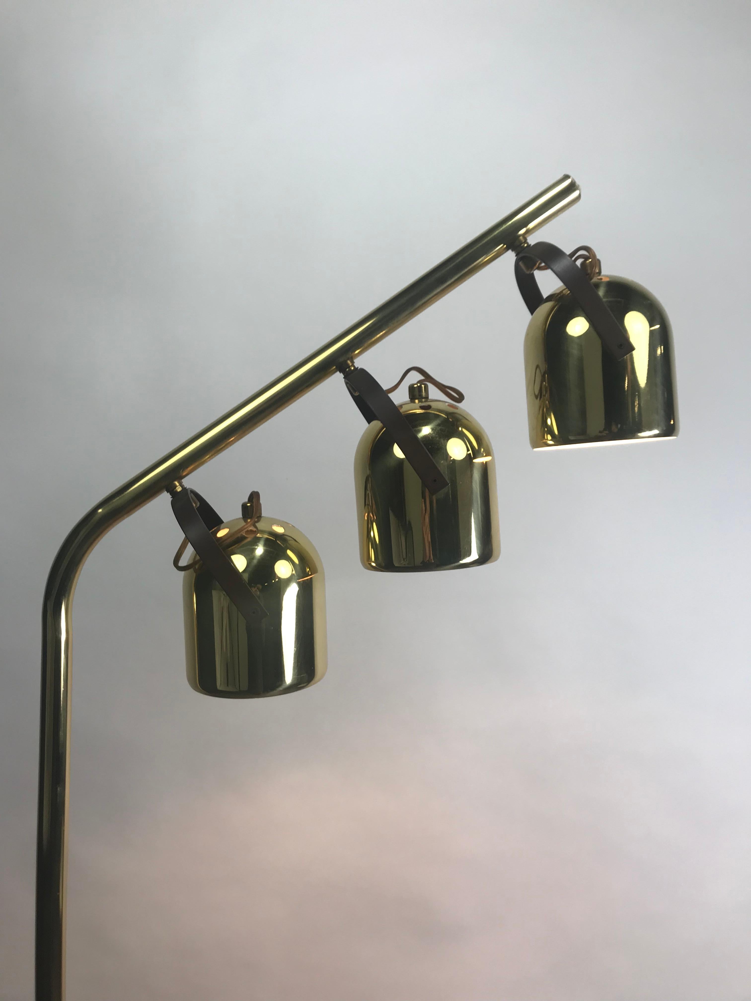 Mid-Century Space Age Stehlampe aus Messing mit drei schwenkbaren Köpfen nach Regggiani (Moderne der Mitte des Jahrhunderts) im Angebot