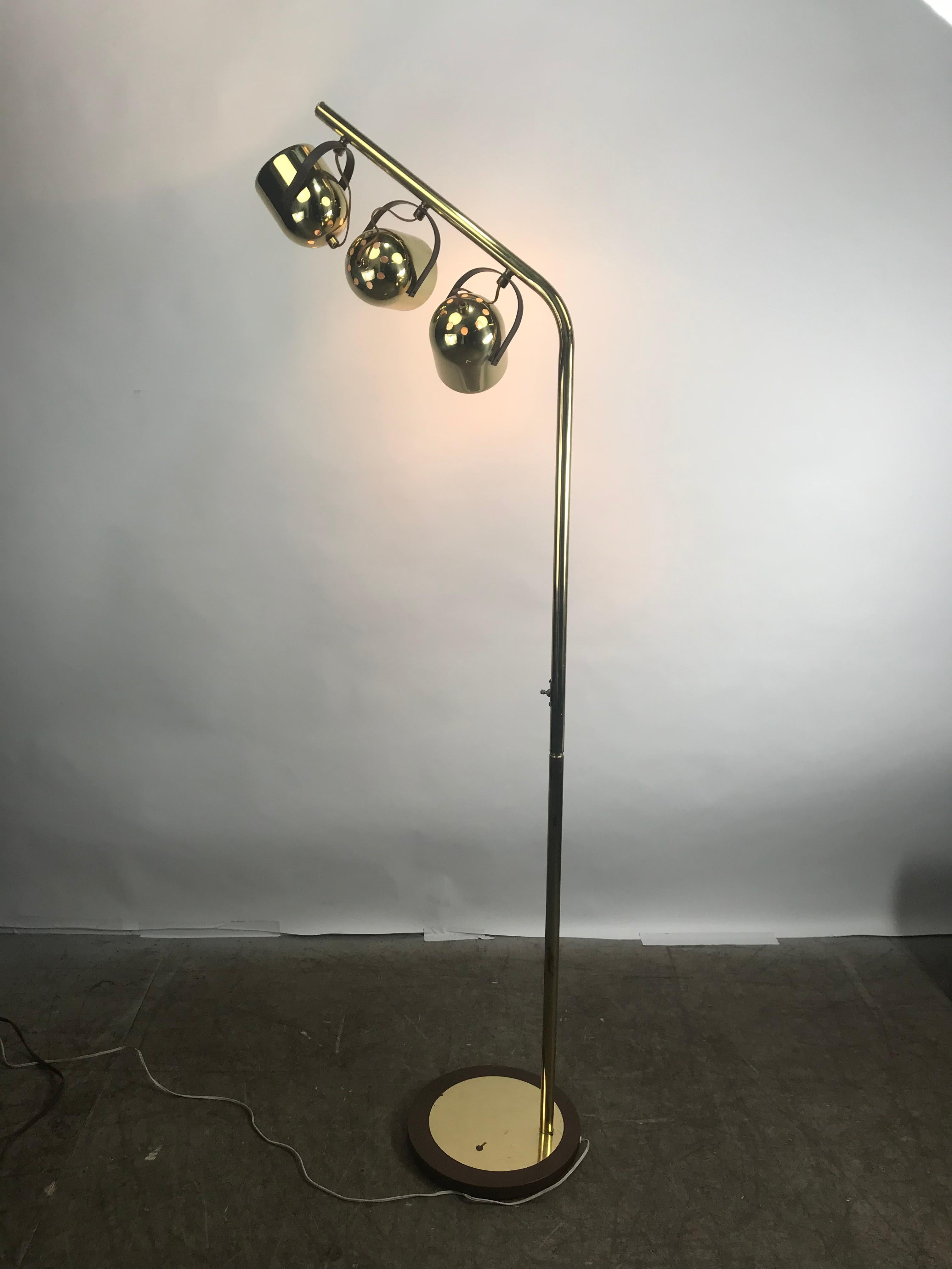 Mid-Century Space Age Stehlampe aus Messing mit drei schwenkbaren Köpfen nach Regggiani (amerikanisch) im Angebot