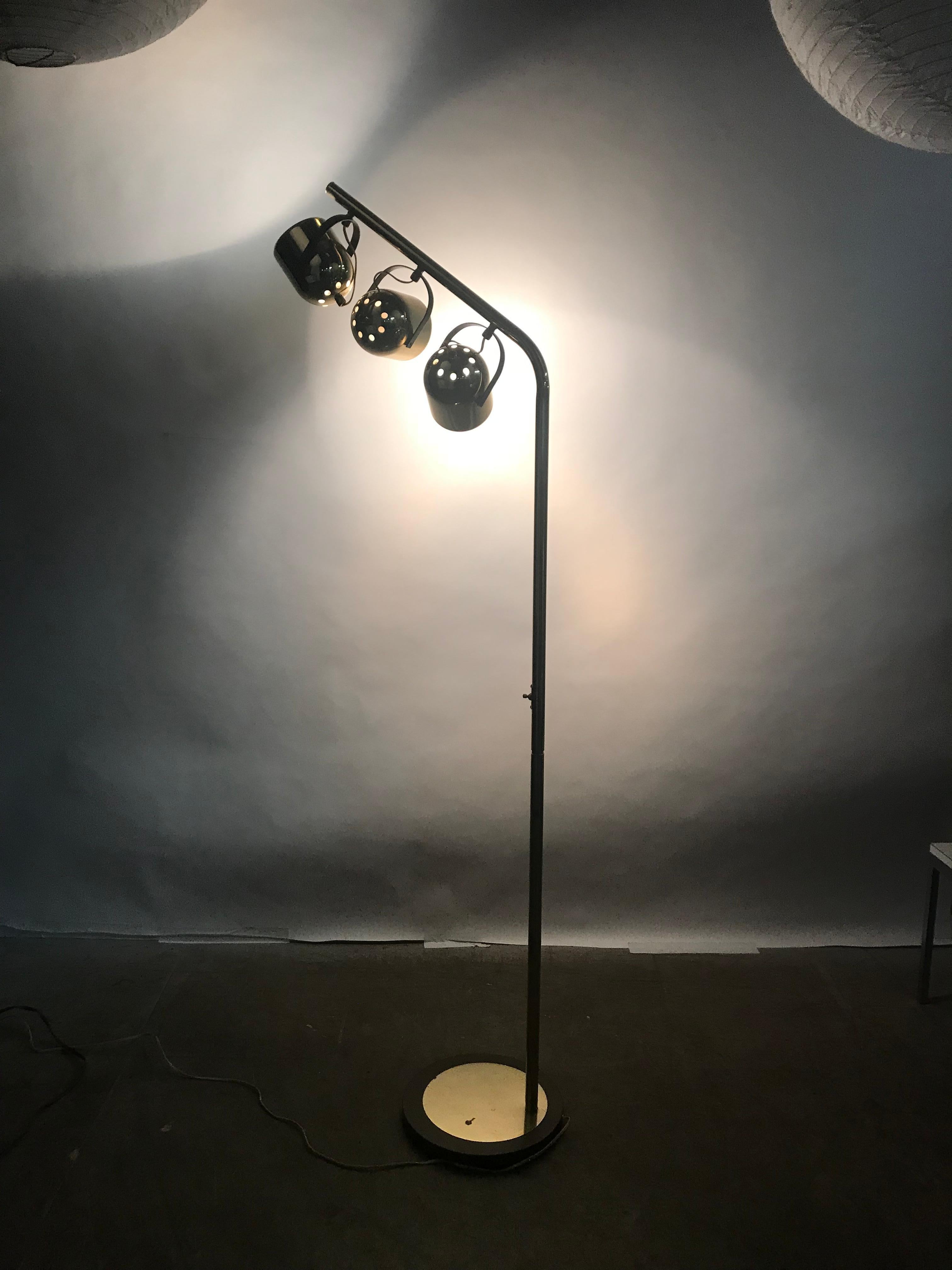 Mid-Century Space Age Stehlampe aus Messing mit drei schwenkbaren Köpfen nach Regggiani im Zustand „Gut“ im Angebot in Buffalo, NY