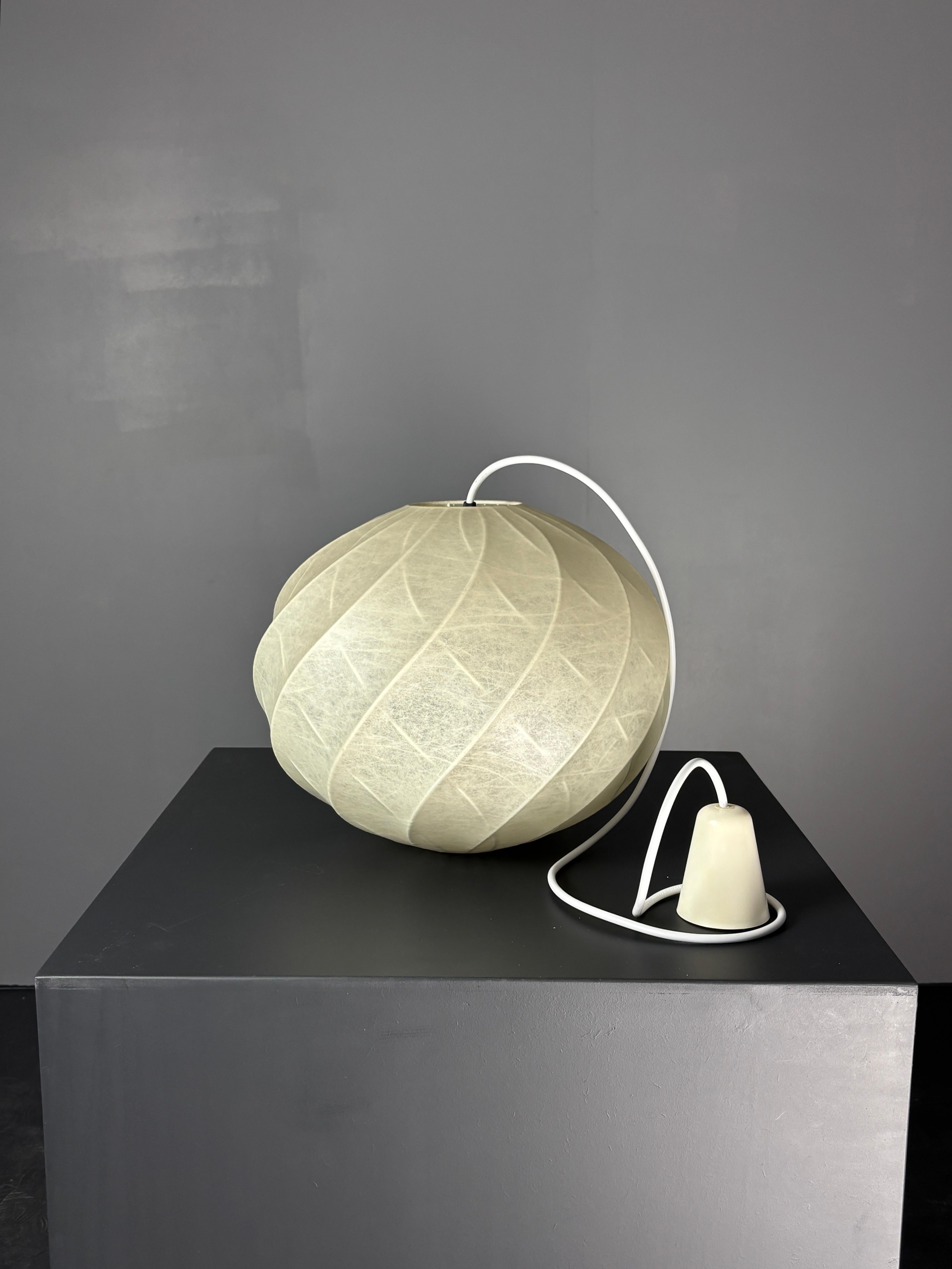 Lampada da soffitto a sospensione a forma di bozzolo dell'era spaziale del Medioevo, anni '60 in vendita 3