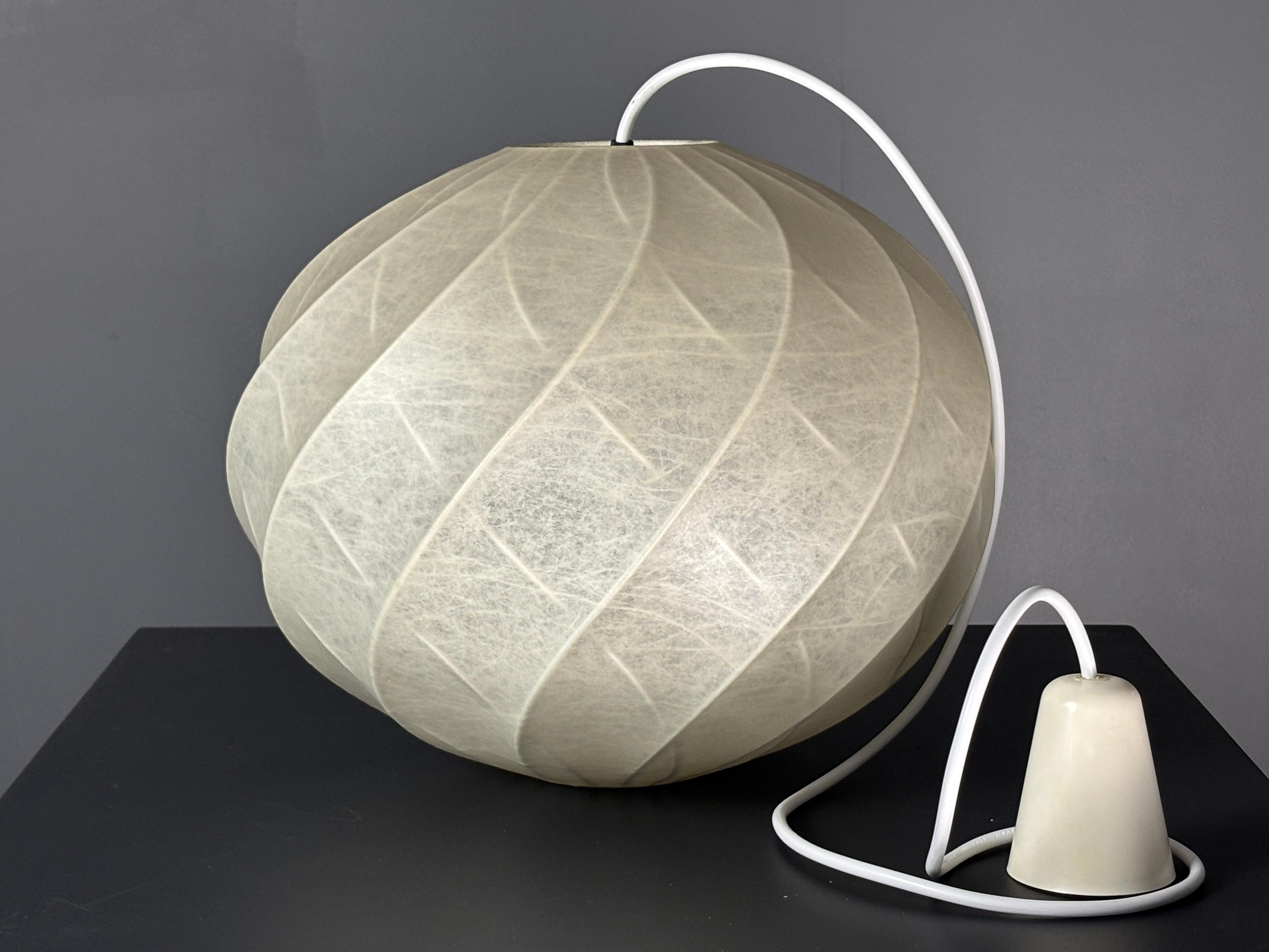 Lampada da soffitto a sospensione a forma di bozzolo dell'era spaziale del Medioevo, anni '60 in vendita 4