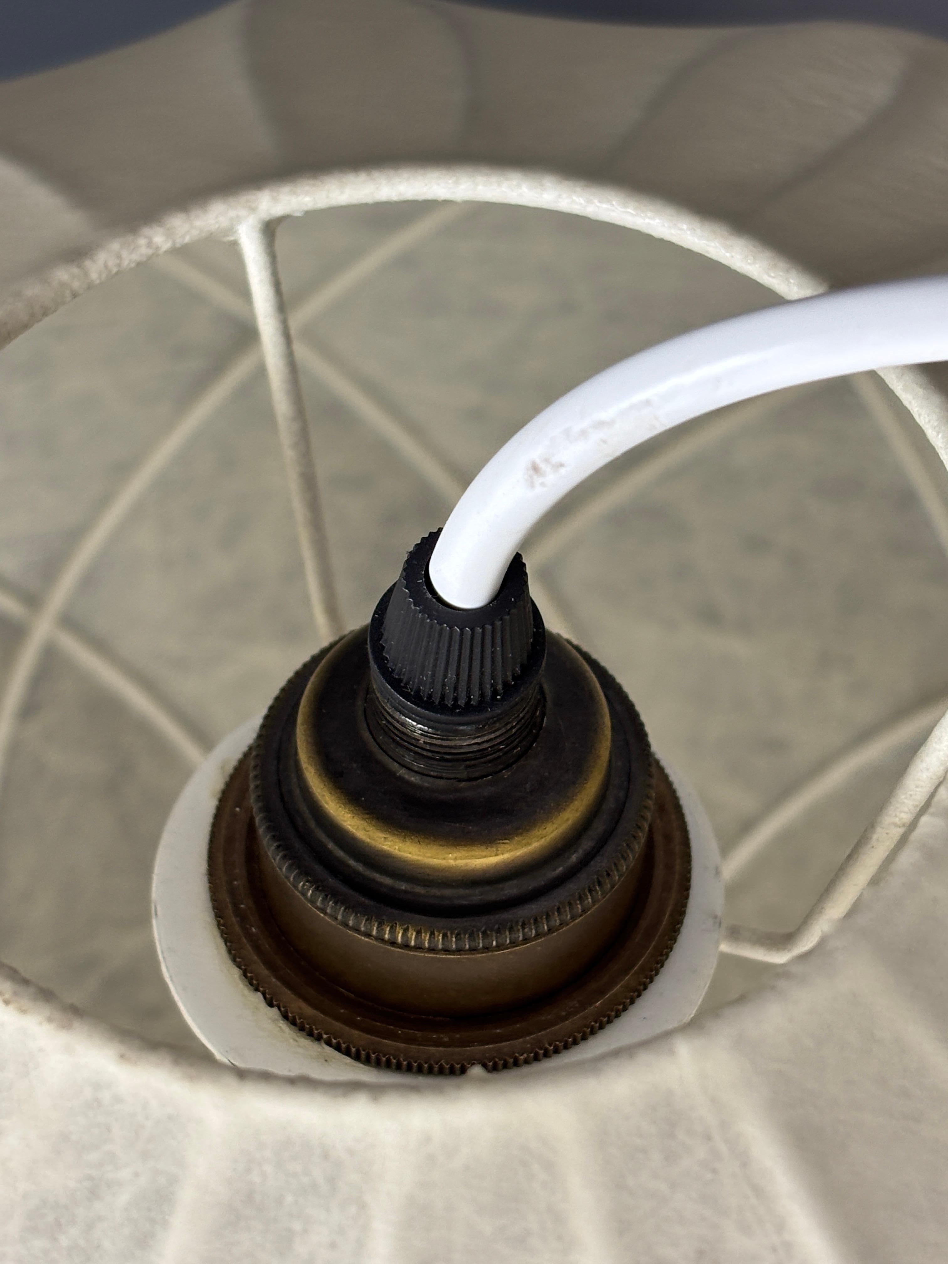 Lampada da soffitto a sospensione a forma di bozzolo dell'era spaziale del Medioevo, anni '60 in vendita 5