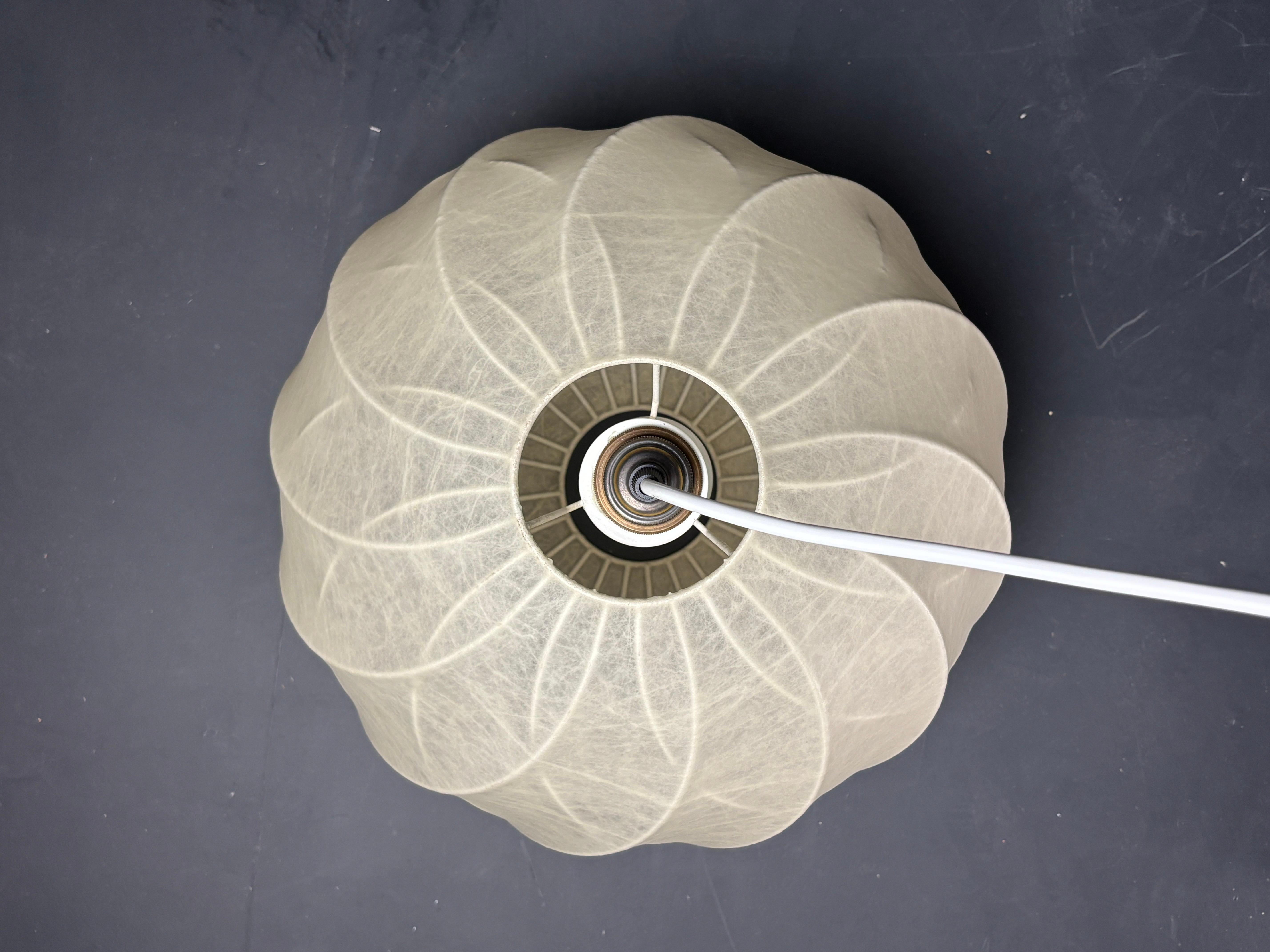 Lampada da soffitto a sospensione a forma di bozzolo dell'era spaziale del Medioevo, anni '60 in vendita 6