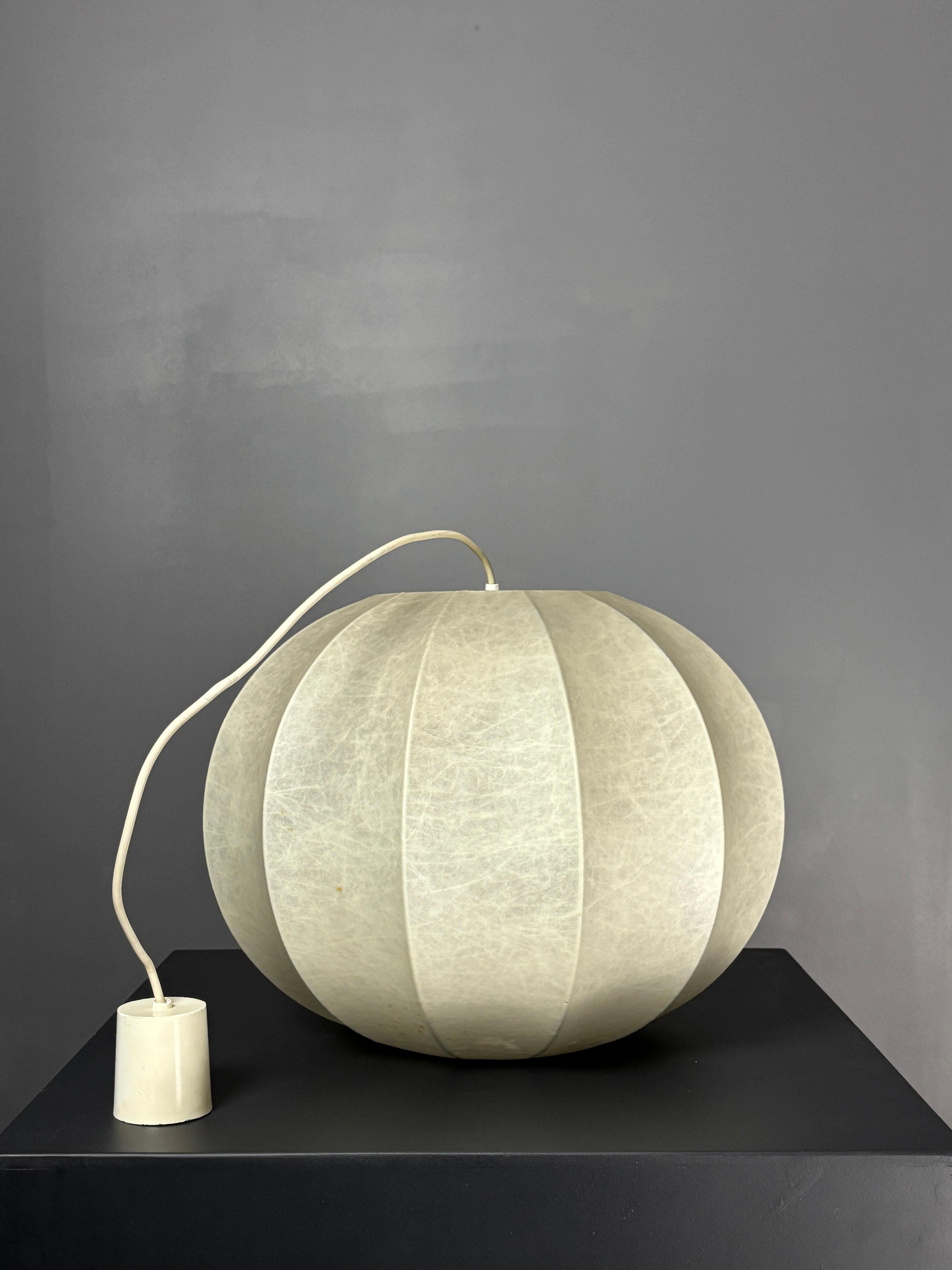 Plafonnier suspendu cocon de l'ère spatiale, années 1960 en vente 10