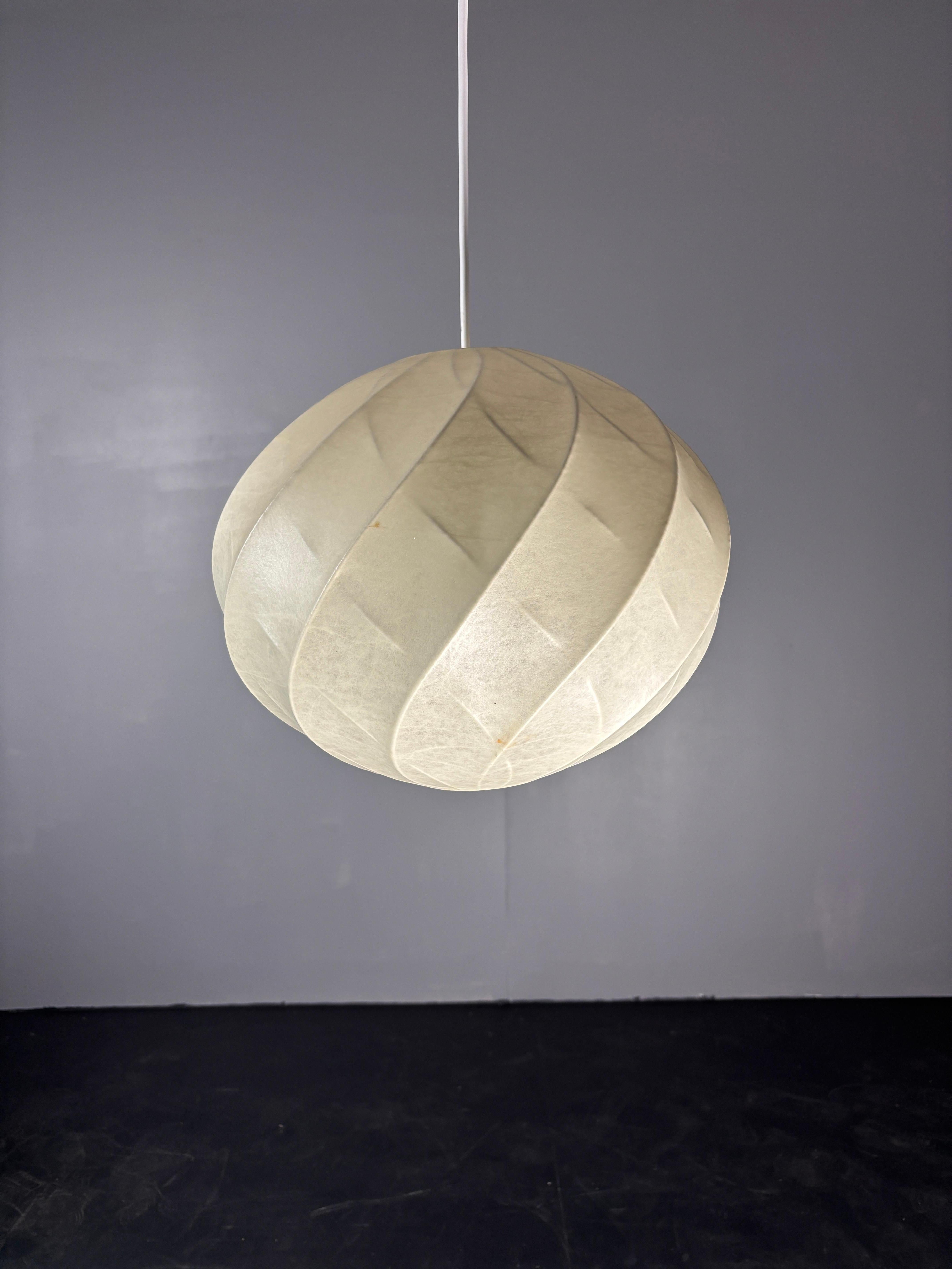 Splendido ciondolo a forma di bozzolo a spirale nello stile di Castiglioni, ma molto probabilmente del famoso produttore tedesco di lampade a bozzolo Goldkant. Trovare queste lampade a bozzolo in questa forma è raro (la maggior parte dei bozzoli