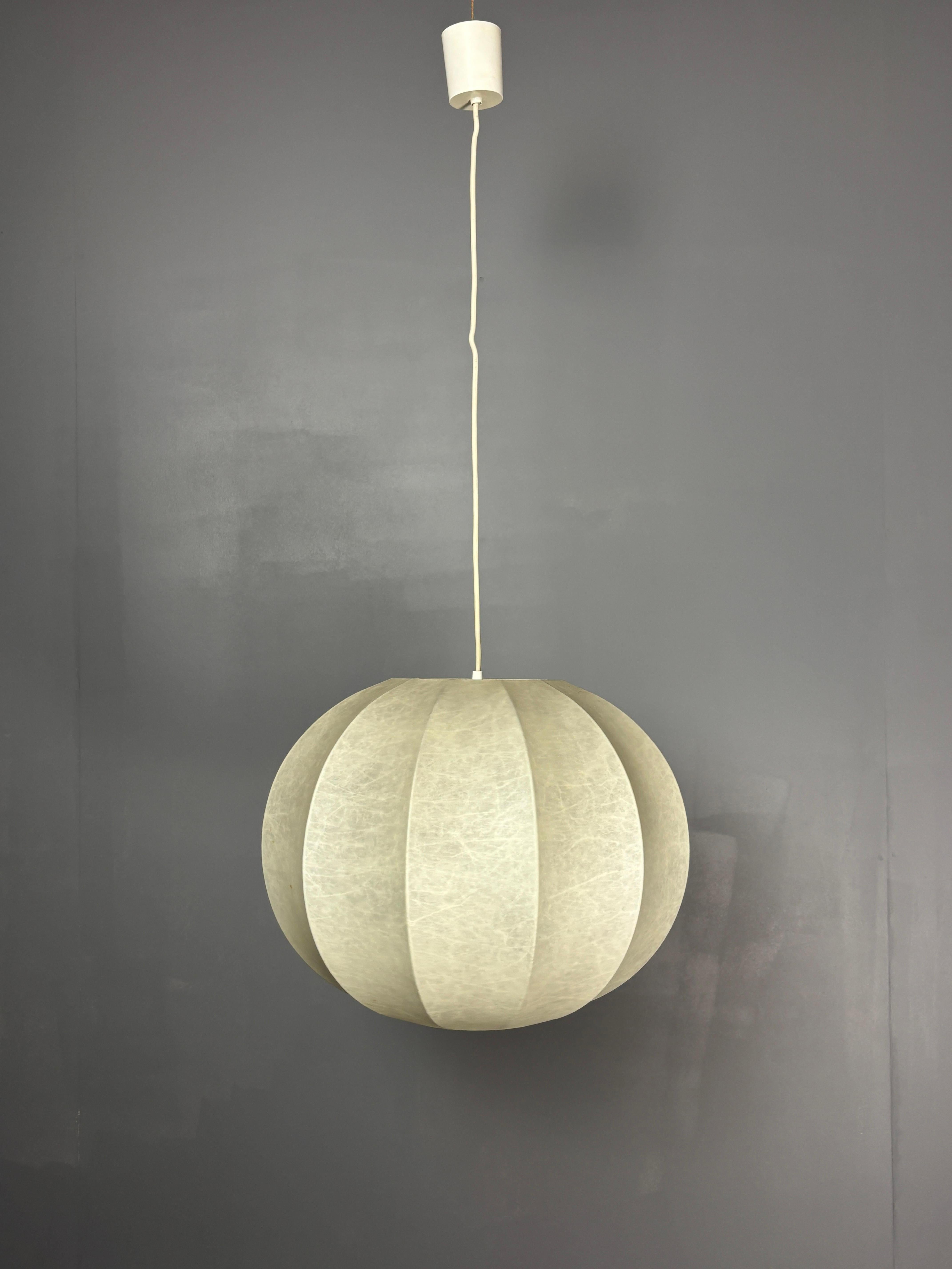 Magnifique pendentif cocon dans le style de Castiglioni mais ce modèle a été réalisé par le célèbre fabricant allemand de lampes cocon Linus Bopp ( marqué à l'intérieur du capuchon du plafond ) . Il est en bon état vintage, pas de déchirures,