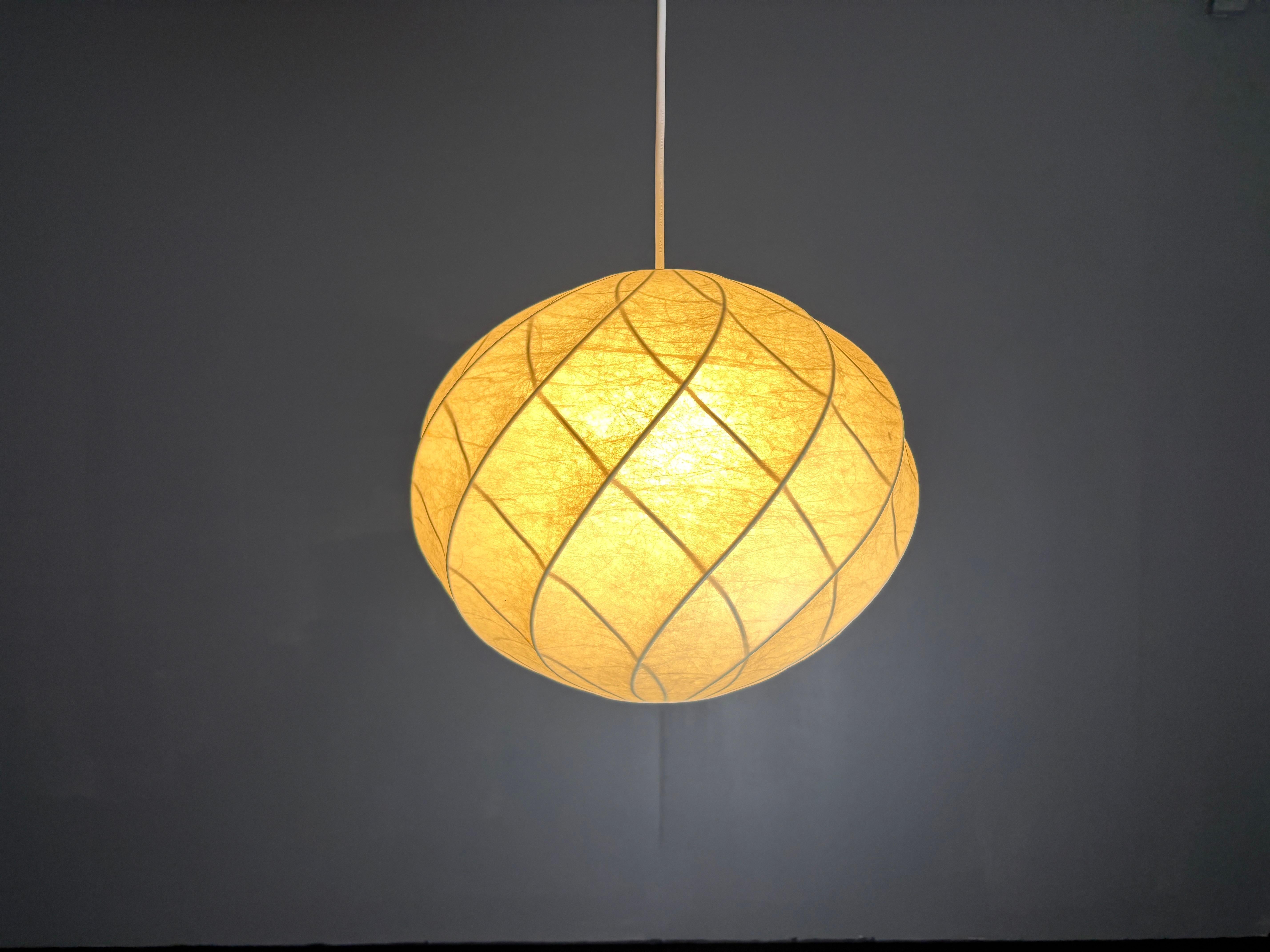 Mid-Century moderno Lampada da soffitto a sospensione a forma di bozzolo dell'era spaziale del Medioevo, anni '60 in vendita