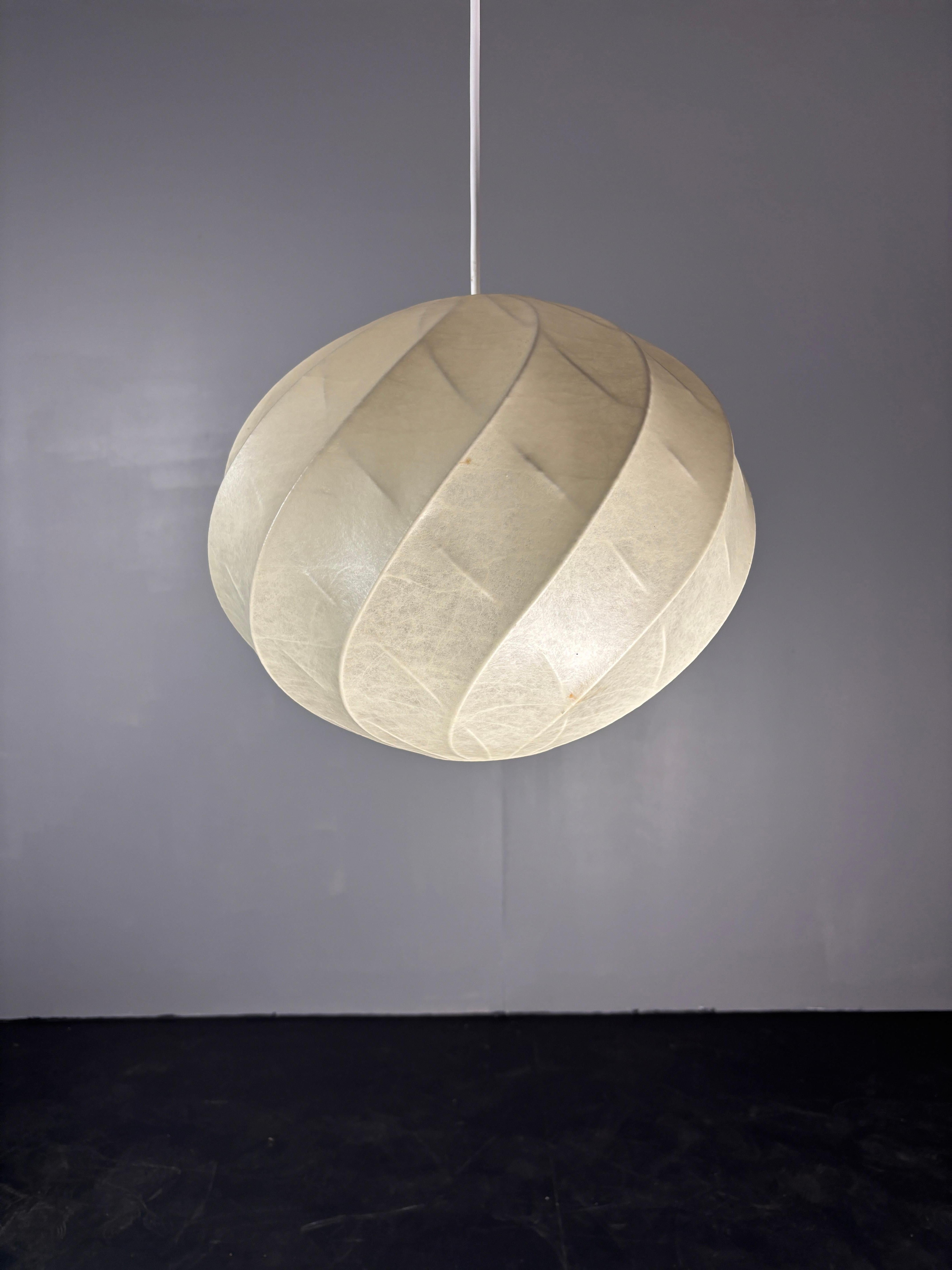 Tedesco Lampada da soffitto a sospensione a forma di bozzolo dell'era spaziale del Medioevo, anni '60 in vendita