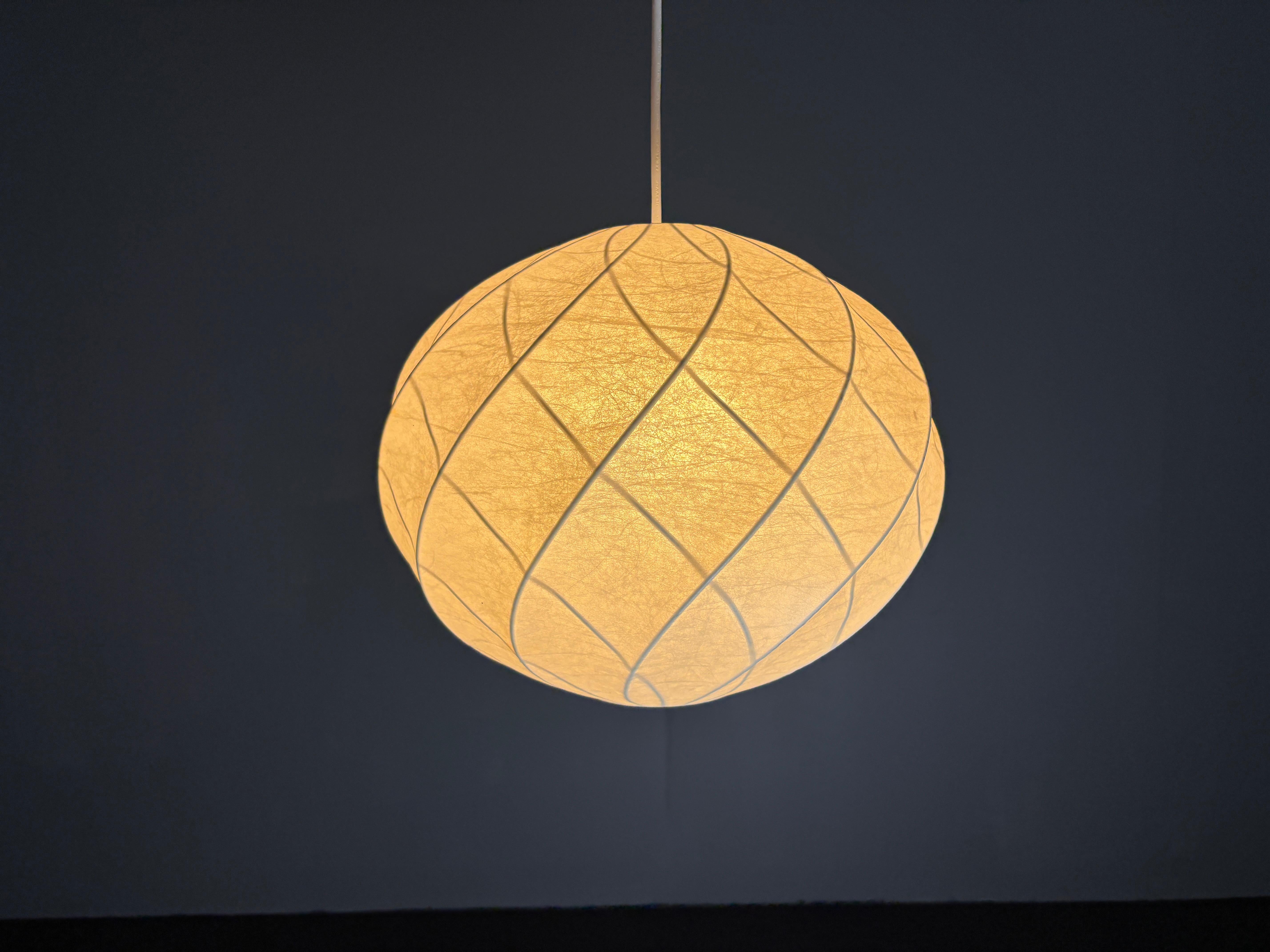 Lampada da soffitto a sospensione a forma di bozzolo dell'era spaziale del Medioevo, anni '60 In condizioni buone in vendita a Zaandam, NL