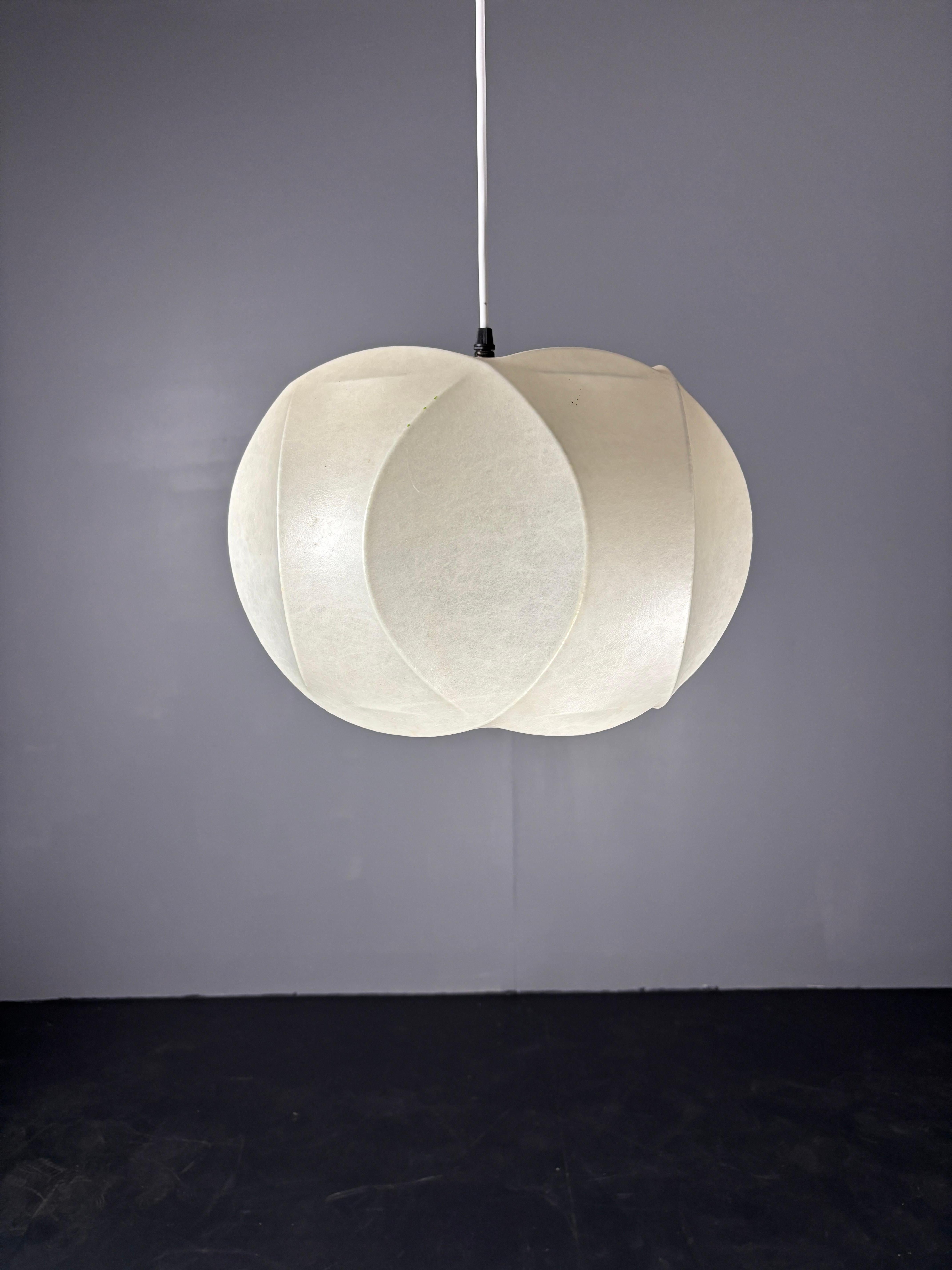 Midcentury space age cocoon hanging pendant ceiling lamp, 1960s In Good Condition For Sale In Zaandam, NL