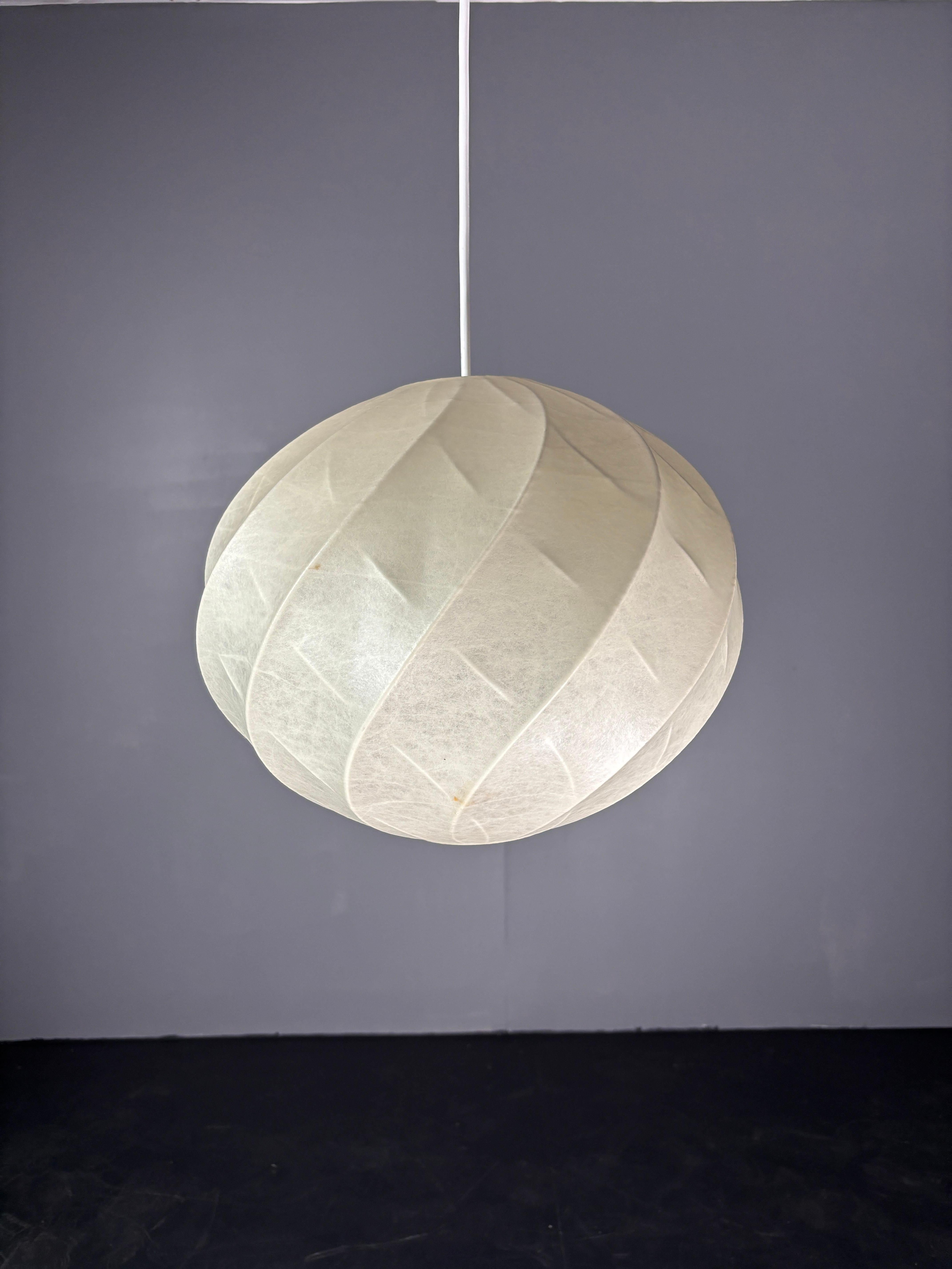 Metà XX secolo Lampada da soffitto a sospensione a forma di bozzolo dell'era spaziale del Medioevo, anni '60 in vendita