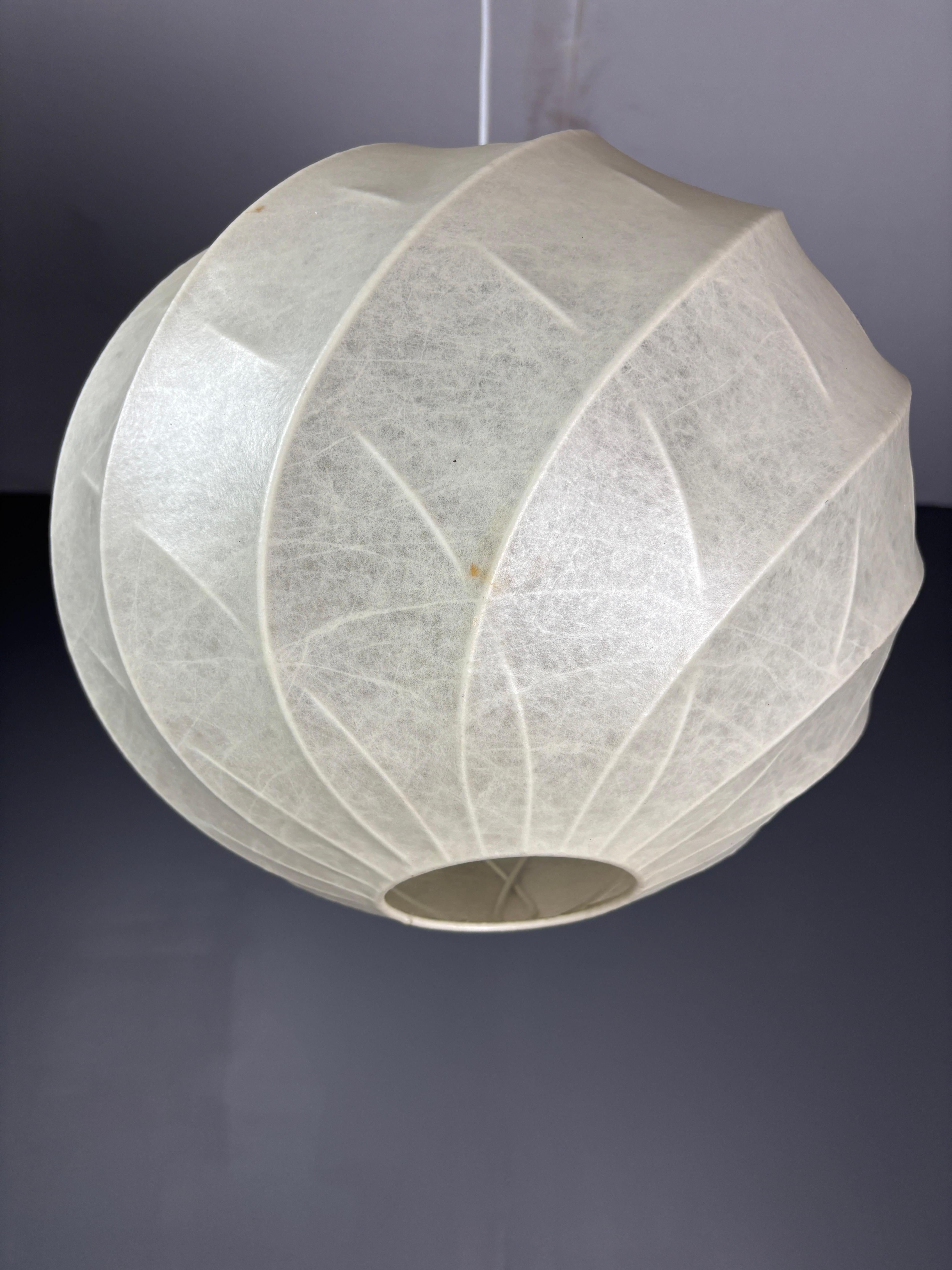 Resina Lampada da soffitto a sospensione a forma di bozzolo dell'era spaziale del Medioevo, anni '60 in vendita