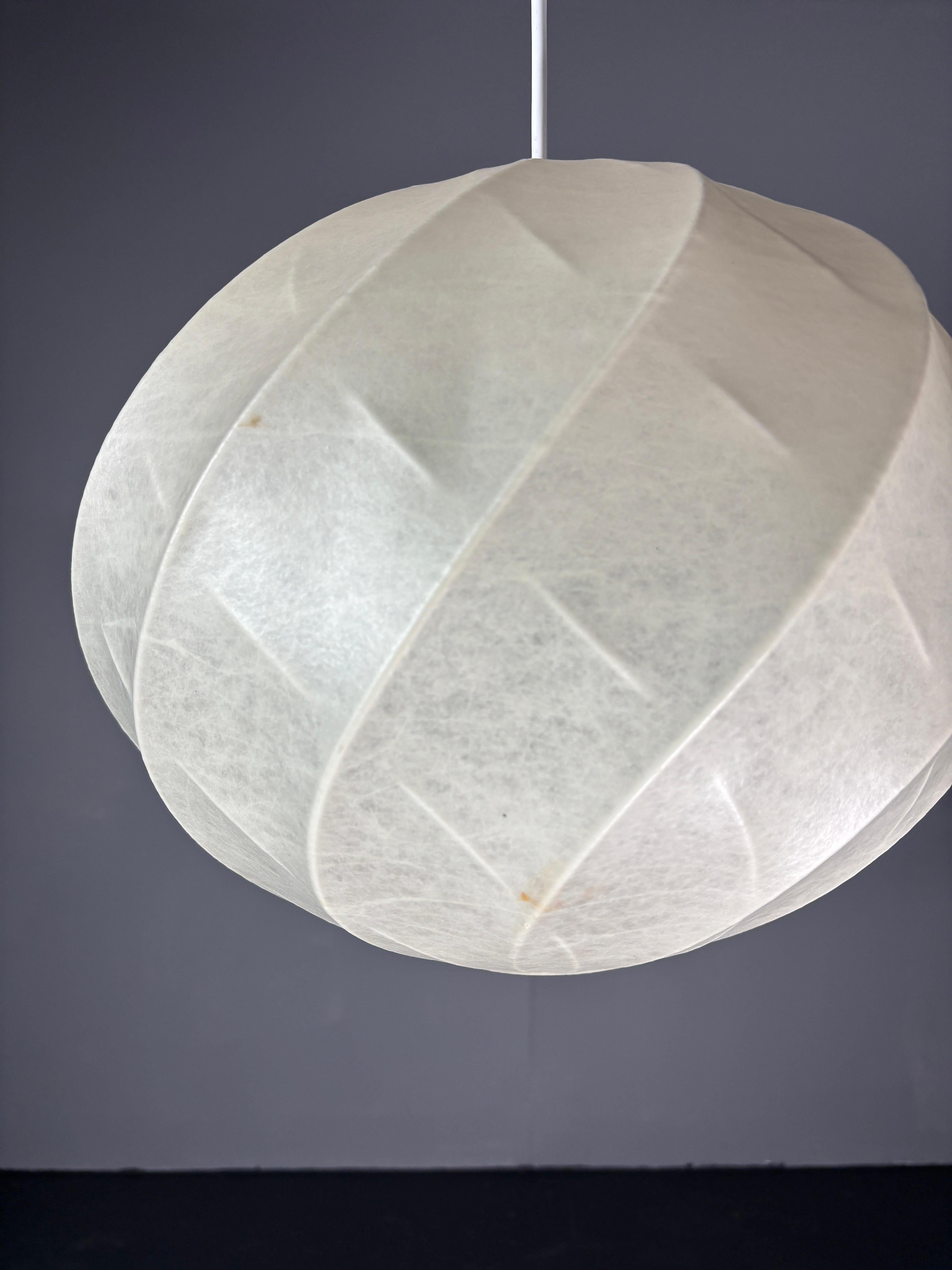 Lampada da soffitto a sospensione a forma di bozzolo dell'era spaziale del Medioevo, anni '60 in vendita 1