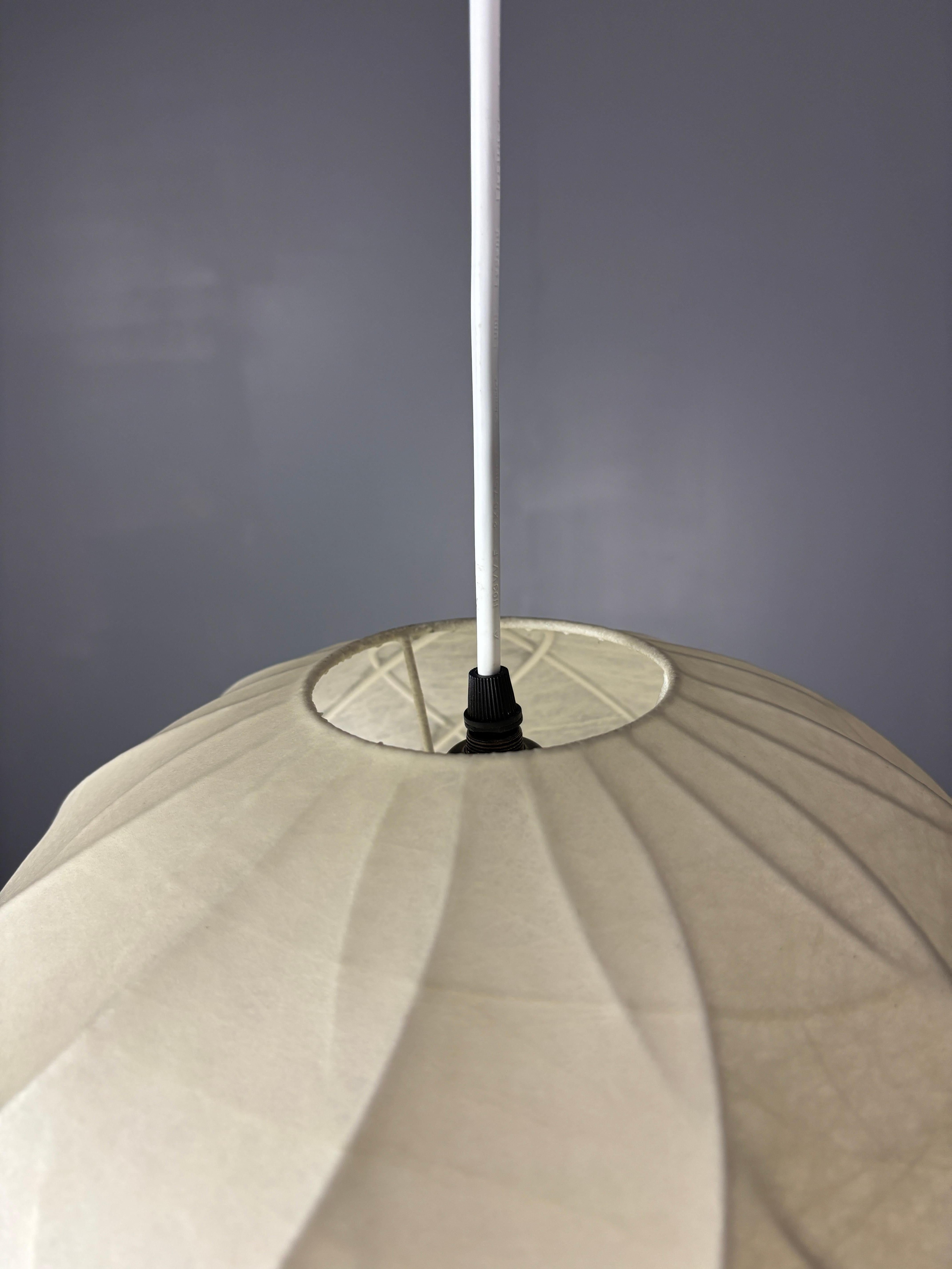 Lampada da soffitto a sospensione a forma di bozzolo dell'era spaziale del Medioevo, anni '60 in vendita 2
