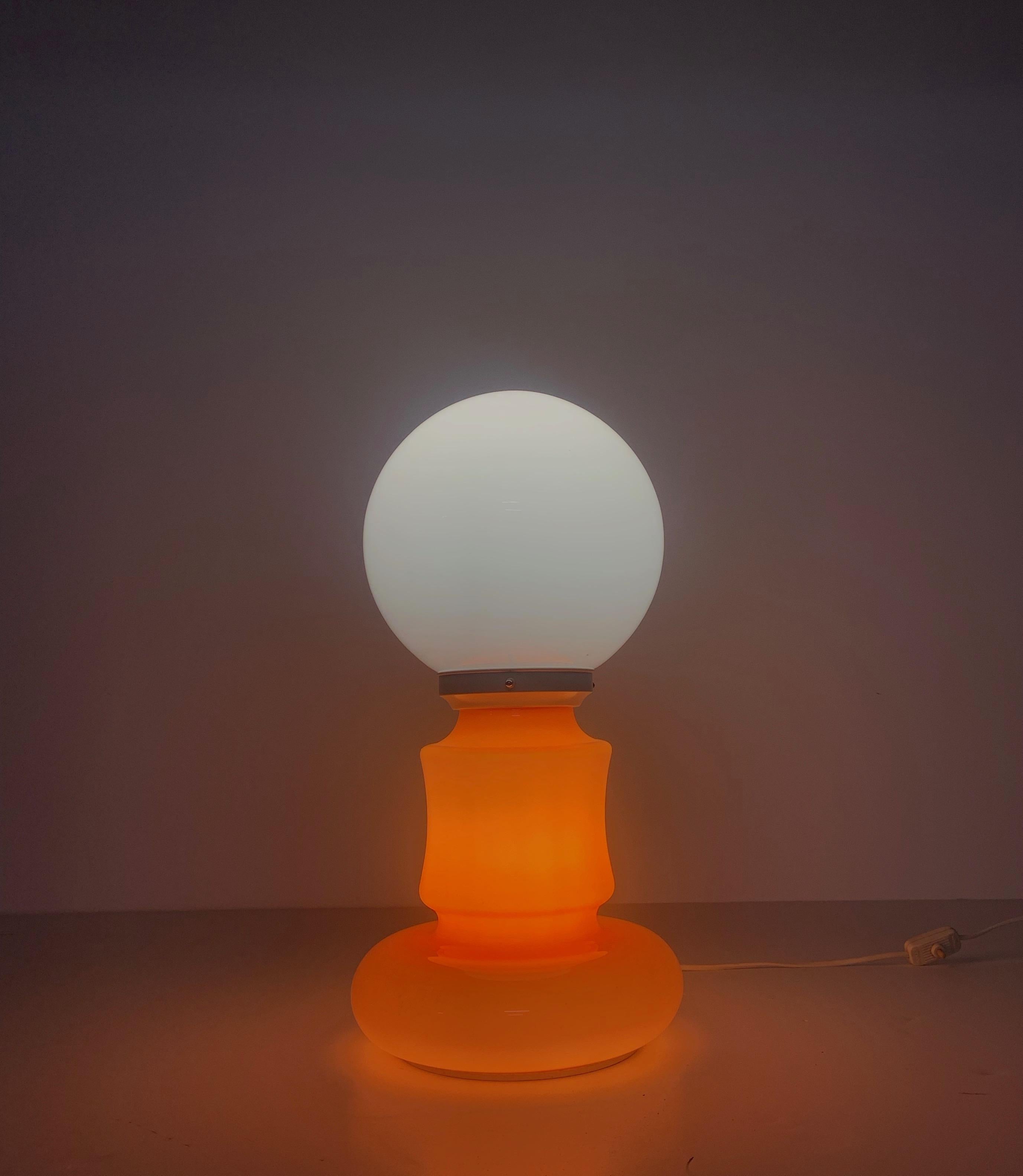 Lampe de bureau italienne de l'ère spatiale du milieu du siècle dernier en verre de Murano orange et blanc, 1970 en vente 9