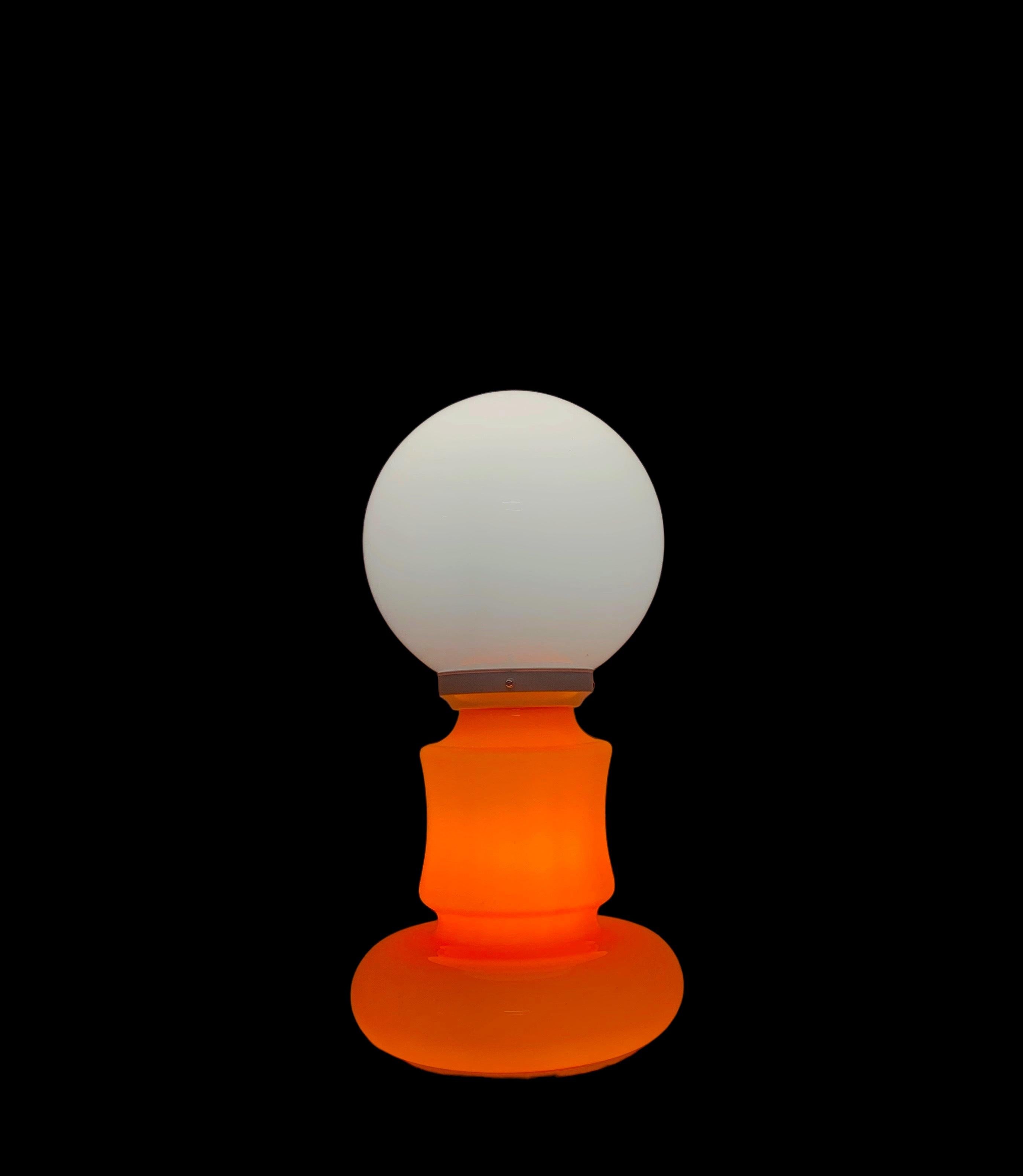 Lampe de bureau italienne de l'ère spatiale du milieu du siècle dernier en verre de Murano orange et blanc, 1970 en vente 10
