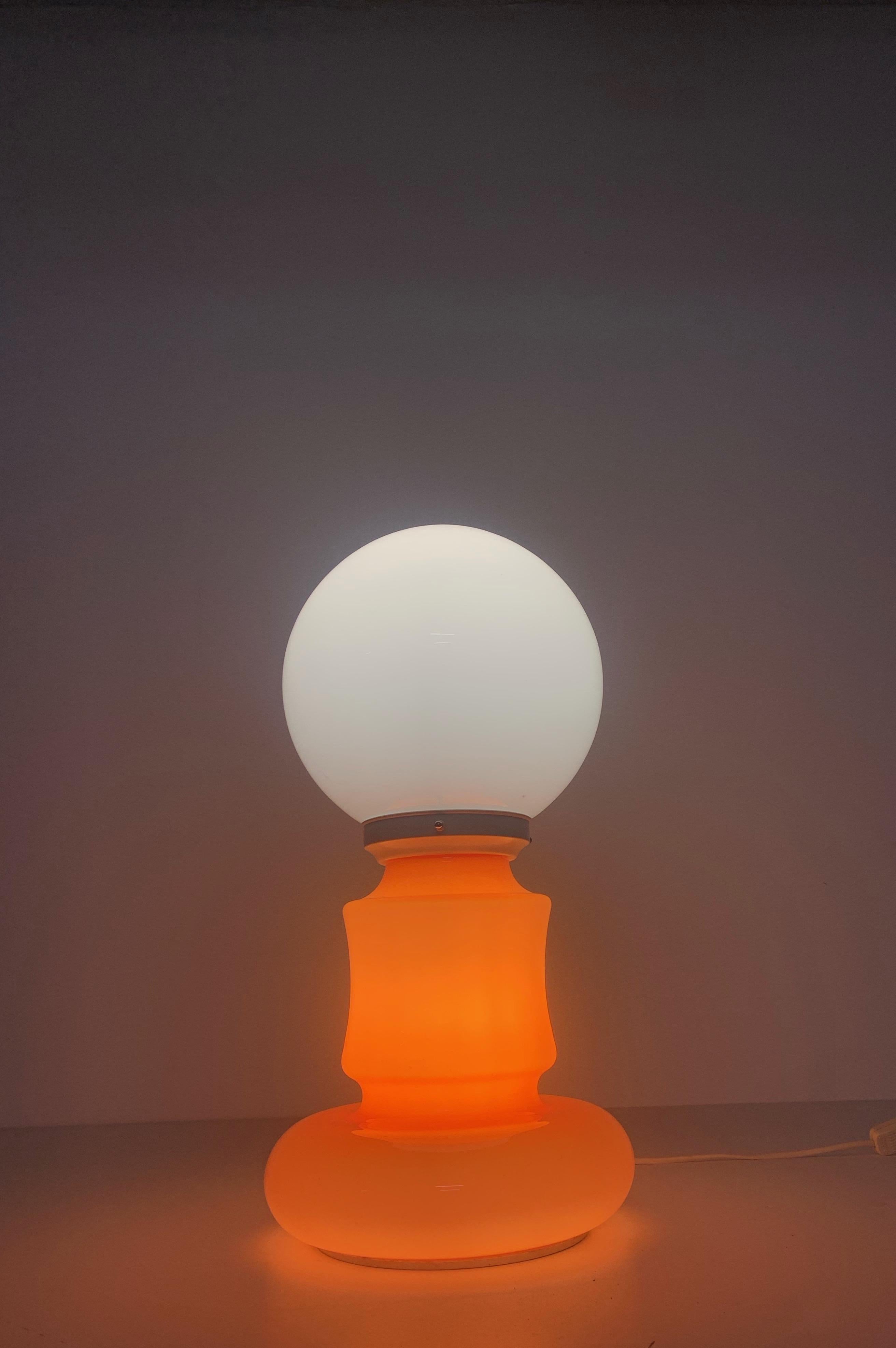 Lampe de bureau italienne de l'ère spatiale du milieu du siècle dernier en verre de Murano orange et blanc, 1970 en vente 11