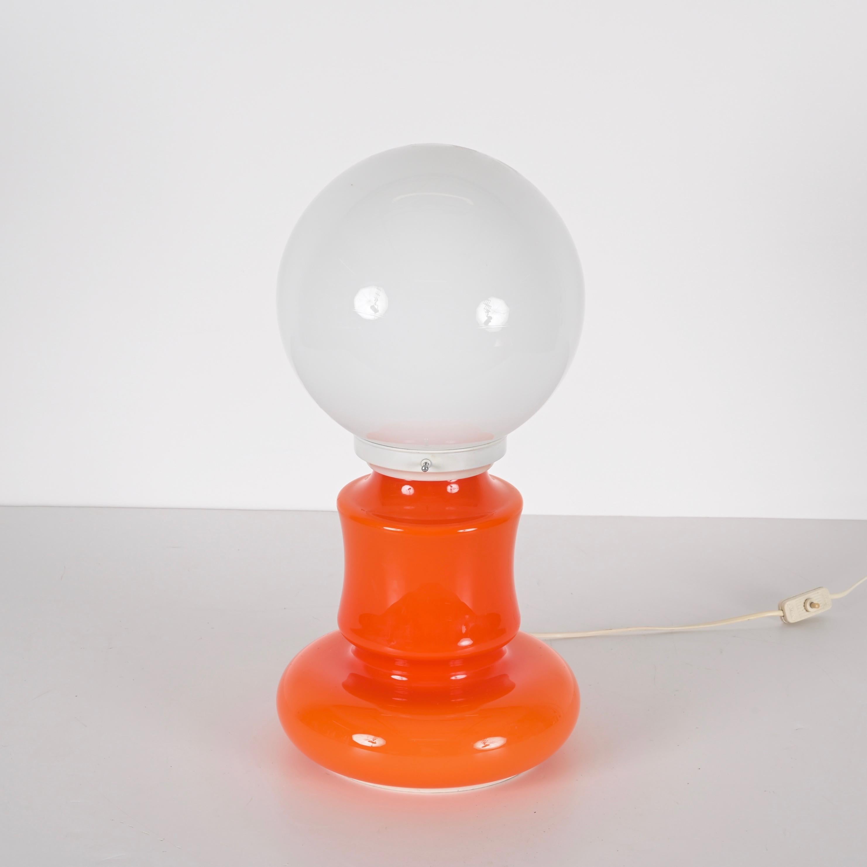 NOGE lampe de table en verre Murano orange et blanc de l'ère spatiale du milieu du siècle dernier. Cette pièce fantastique a été conçue à Venise, en Italie, dans les années 1970.

Cet article est étonnant car le verre artistique de Murano est