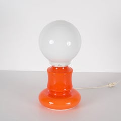 Italienische Tischlampe aus orangefarbenem und weißem Murano-Glas aus der Mitte des Jahrhunderts (Space Age), 1970er Jahre