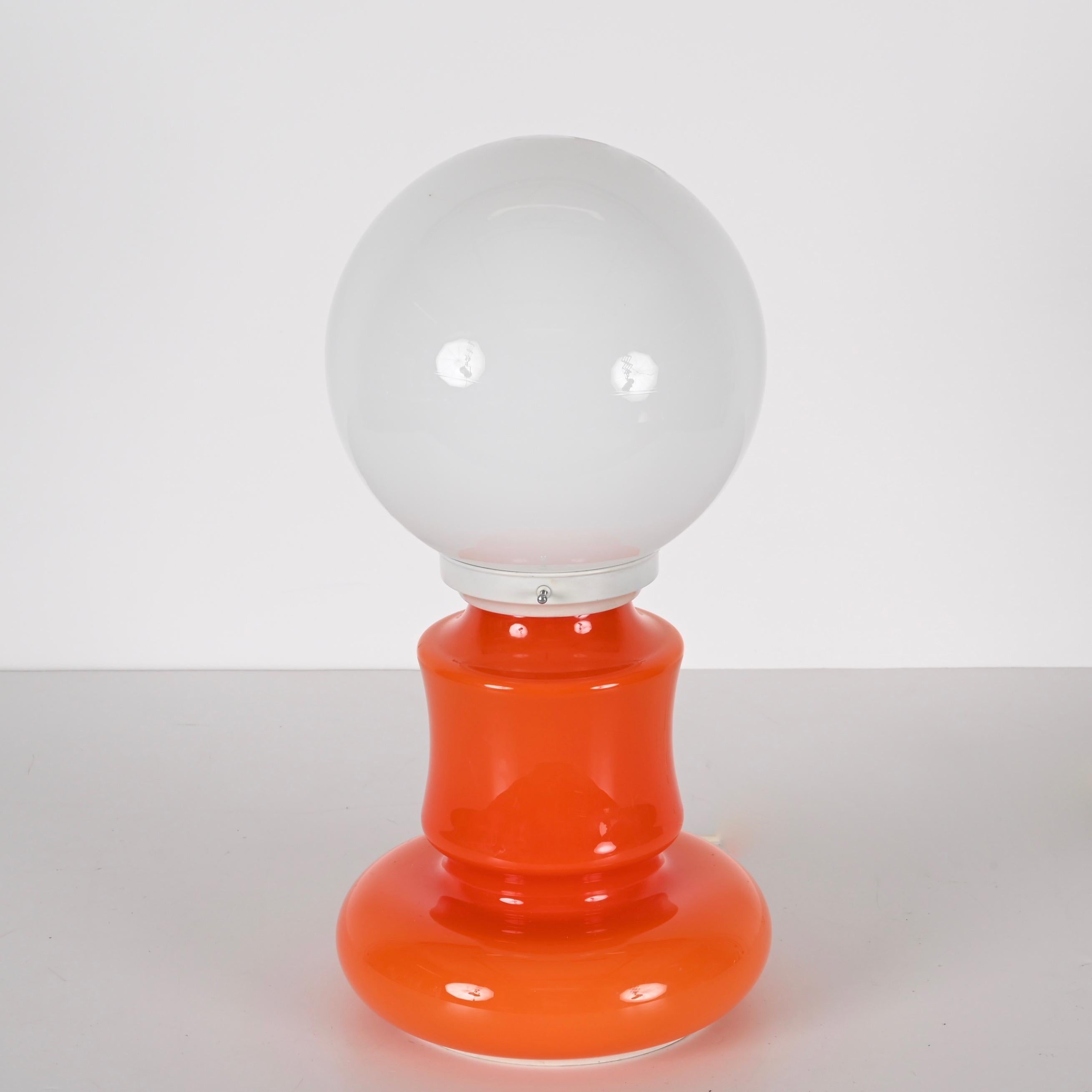 Mid-Century Space Age Orange and White Murano Glass Italian Table Lamp, 1970s  In Good Condition For Sale In Roma, IT
