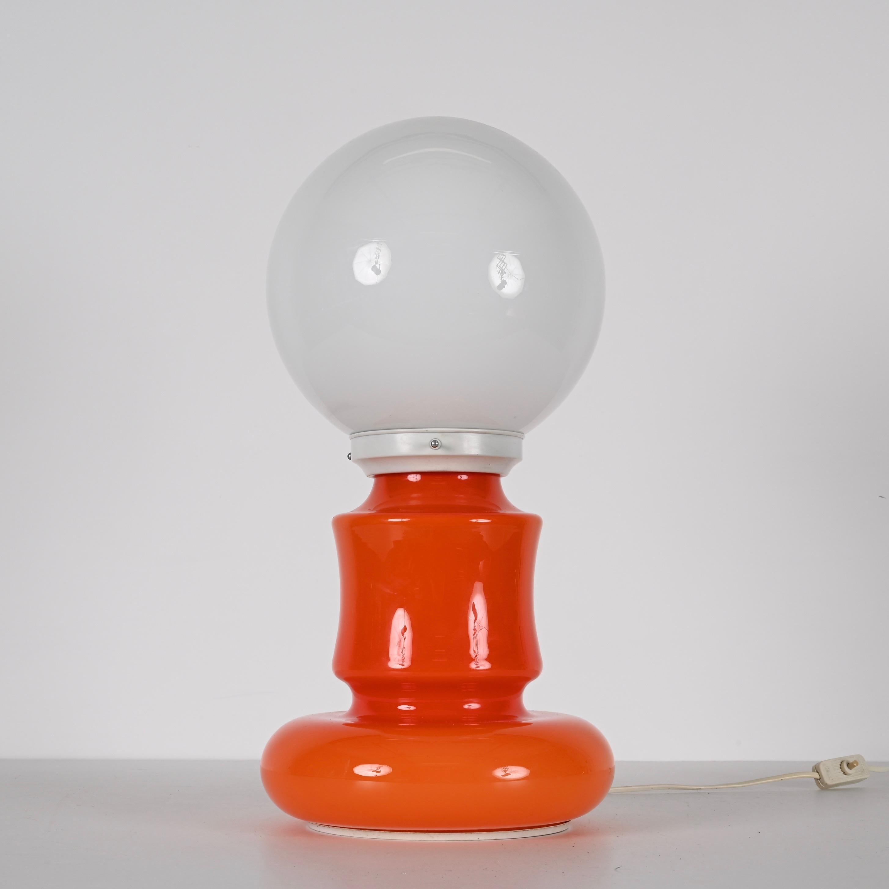 Lampe de bureau italienne de l'ère spatiale du milieu du siècle dernier en verre de Murano orange et blanc, 1970 en vente 2