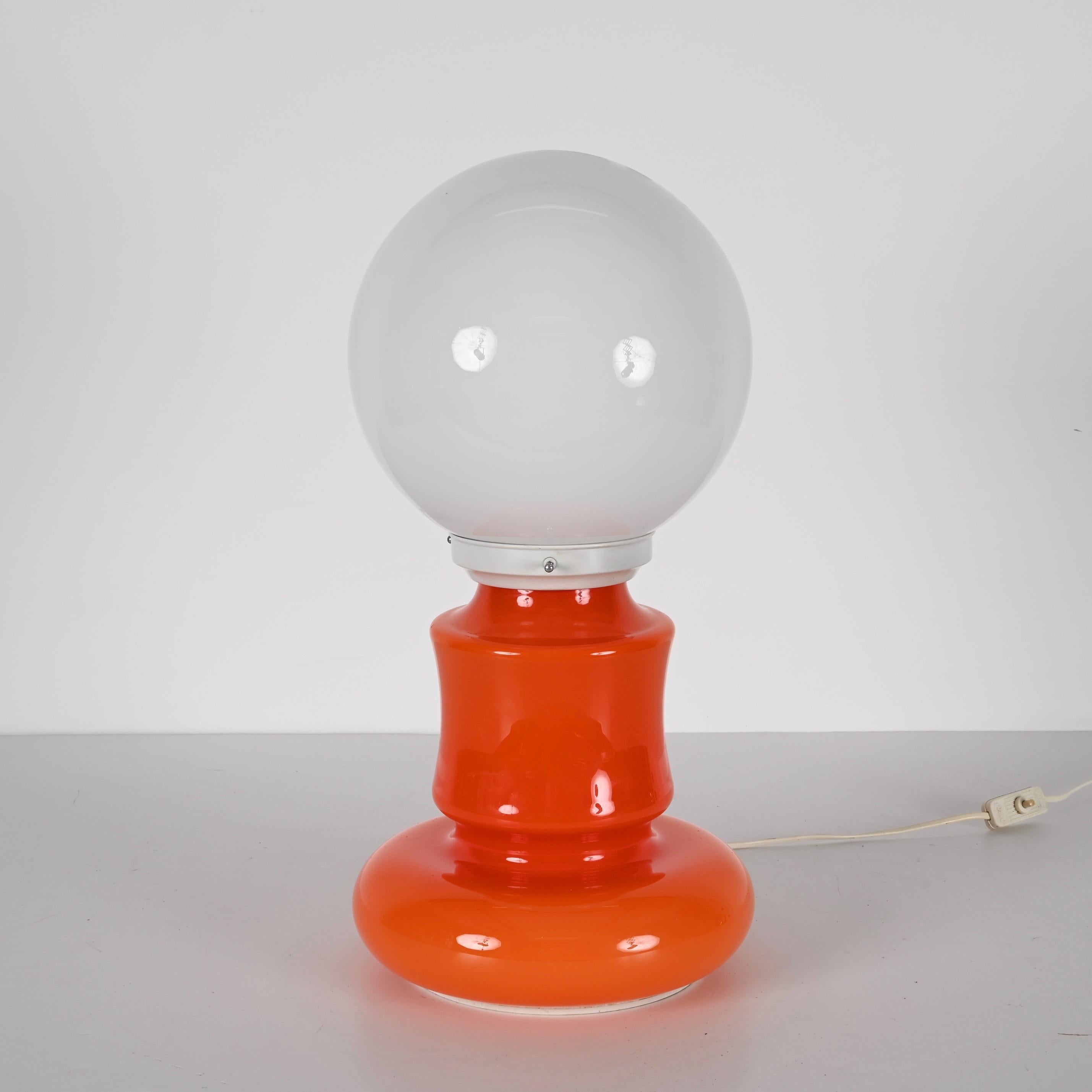 Mid-Century Space Age Orange and White Murano Glass Italian Table Lamp, 1970s  For Sale 4