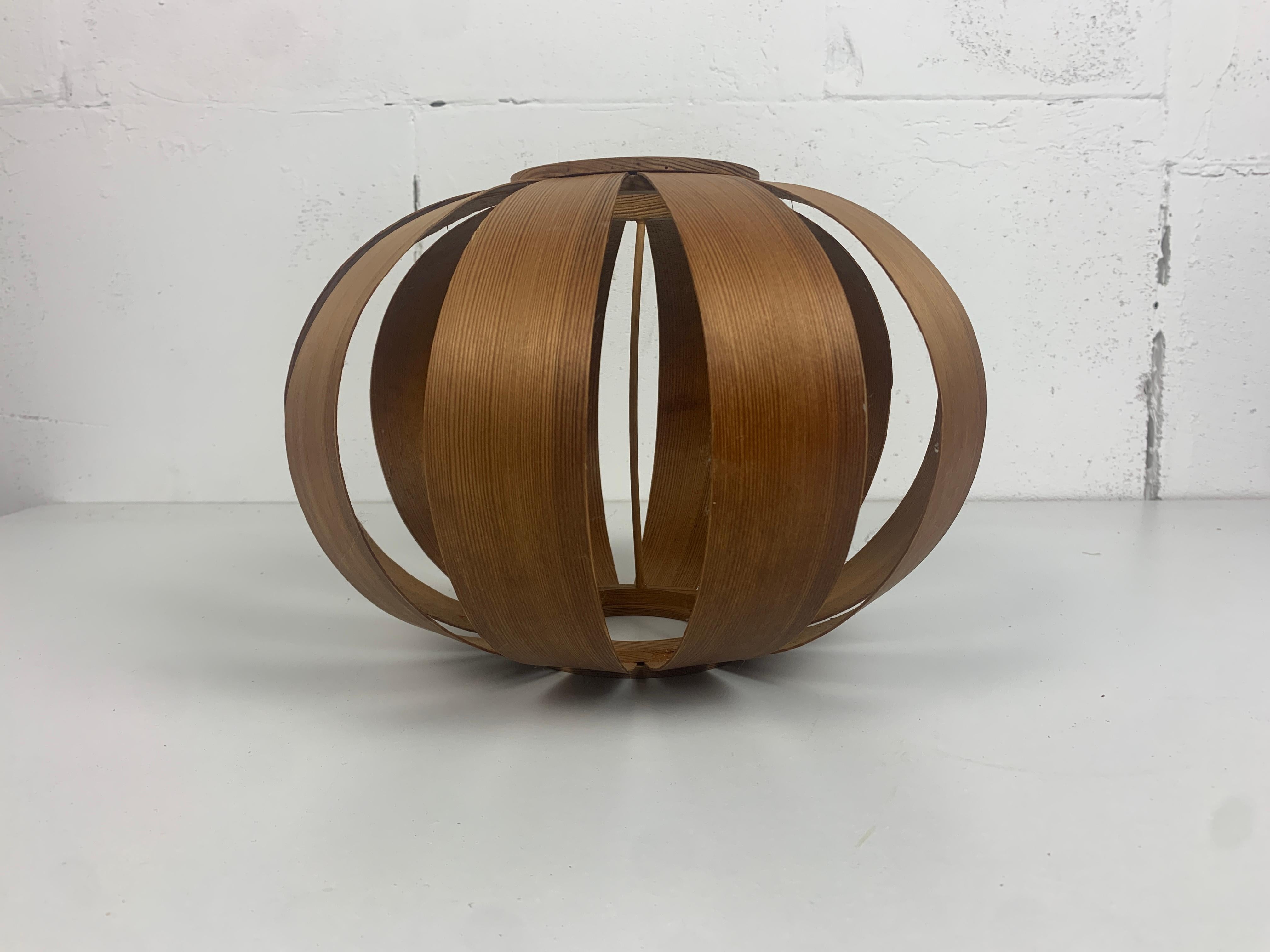 Pendentif champignon ufo scandinave en placage de bois de l'ère spatiale du milieu du siècle dernier. Bon état - En vente à Zaandam, NL