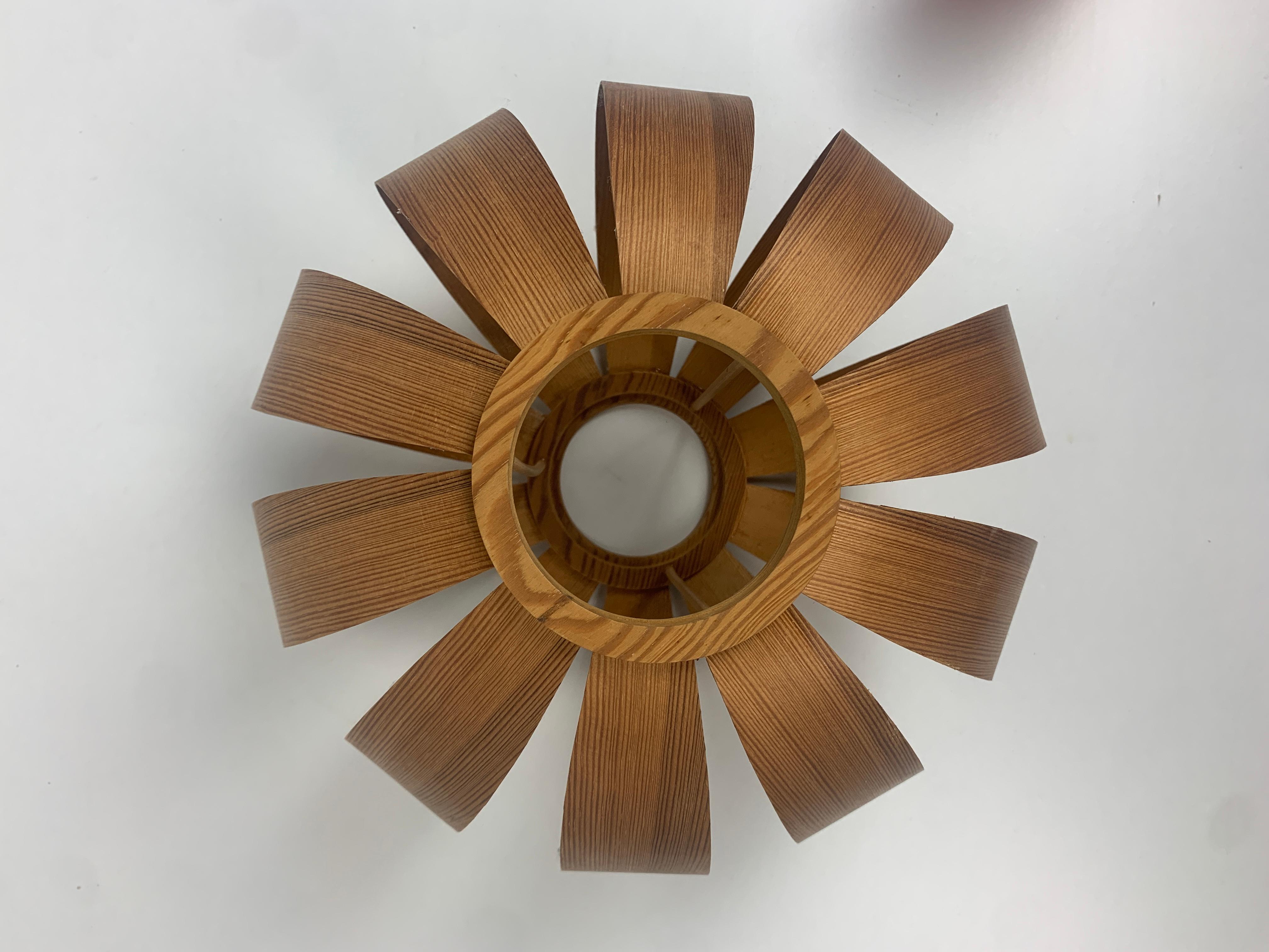 Fin du 20e siècle Pendentif champignon ufo scandinave en placage de bois de l'ère spatiale du milieu du siècle dernier. en vente