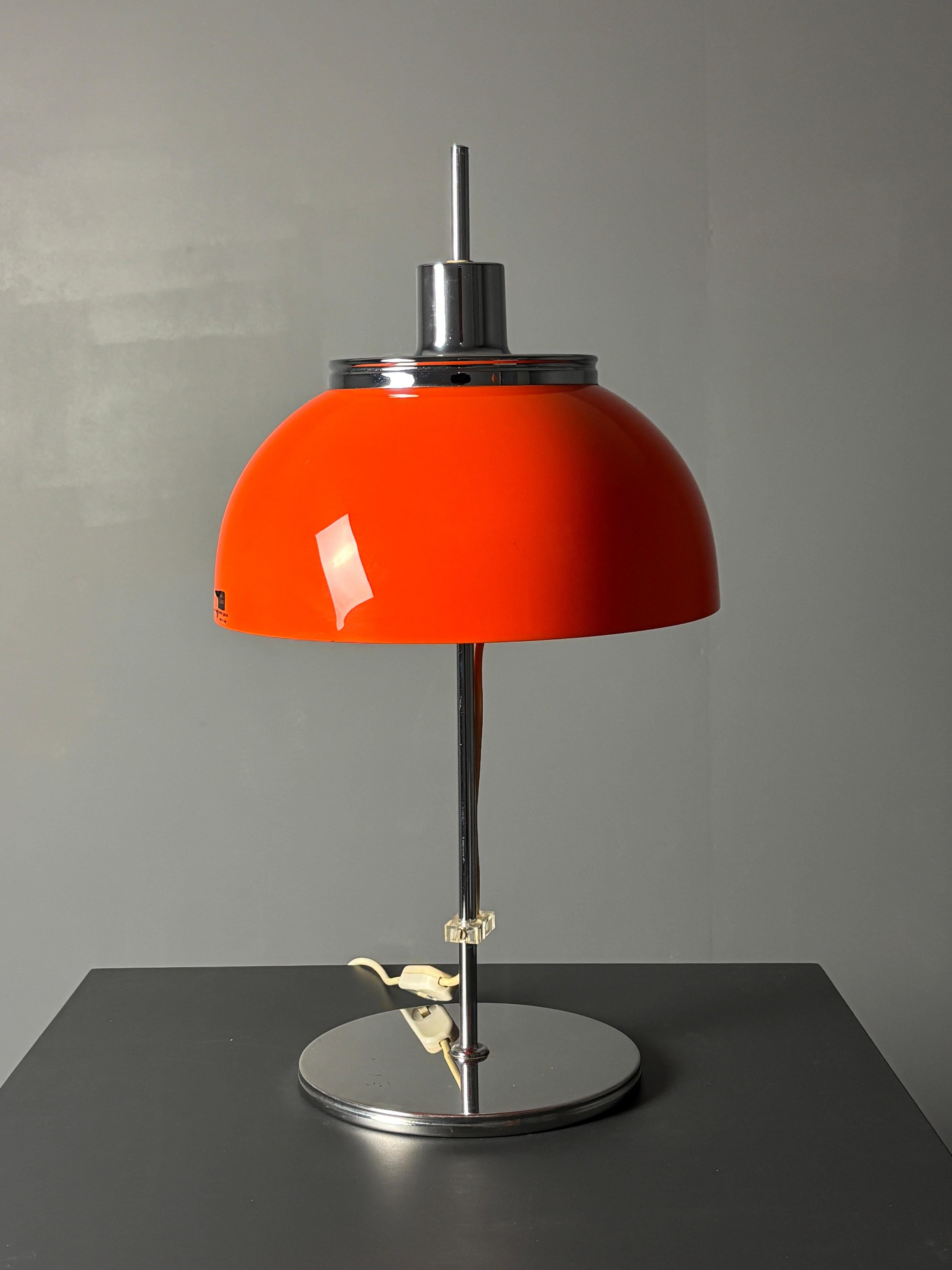 Graziosa lampada da tavolo o da scrivania regolabile (come si può vedere nelle foto) di Luigi Masssoni per Guzzini (contrassegnata), Italia anni '70. La lampada è in buone condizioni vintage, con una leggera usura del paralume e una lieve patinatura