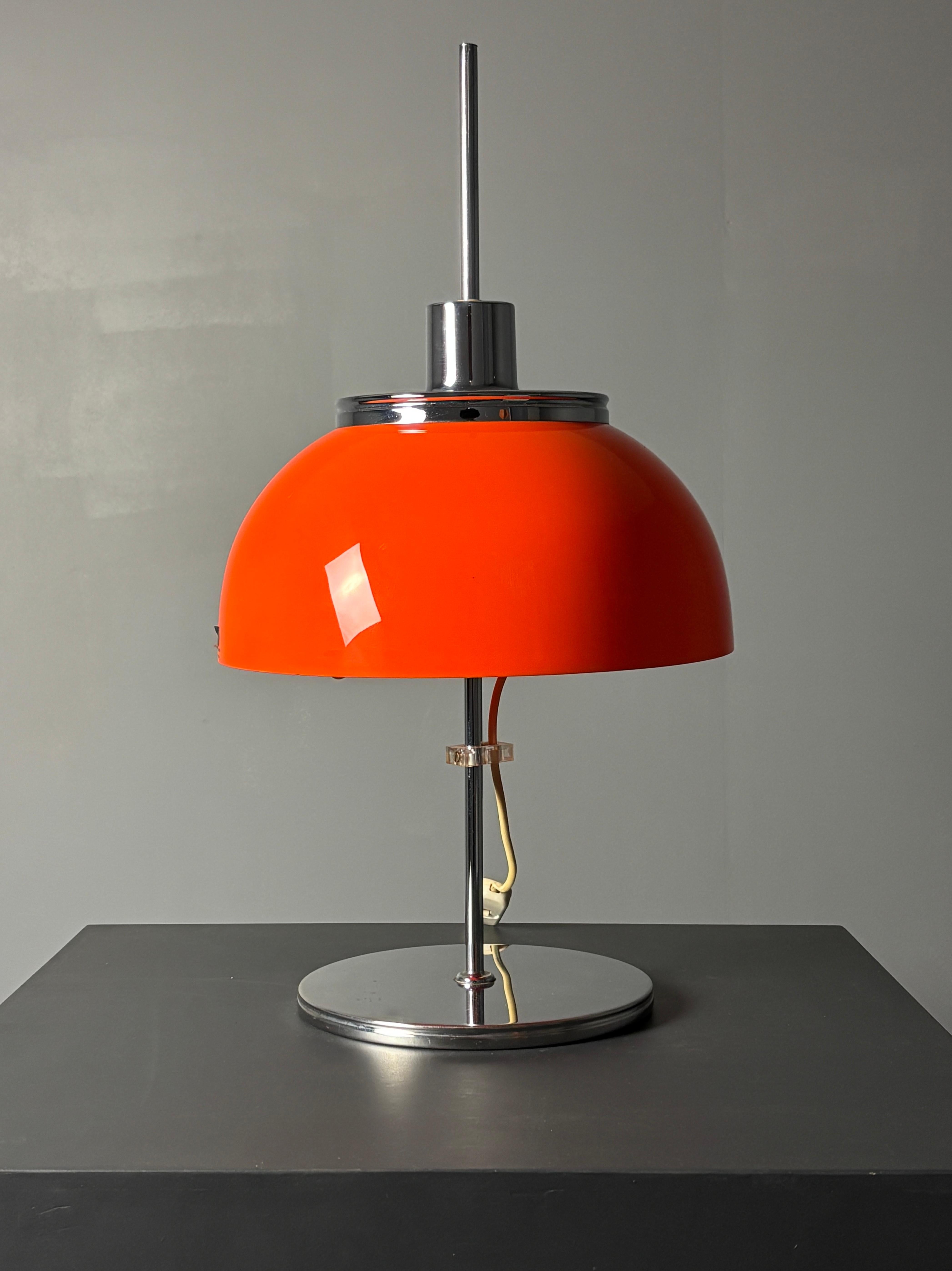 Italiano Lampada da tavolo del Midcentury Space Age di Luigi Massoni & Massoni per Guzzini, modello Faro, anni '70 in vendita