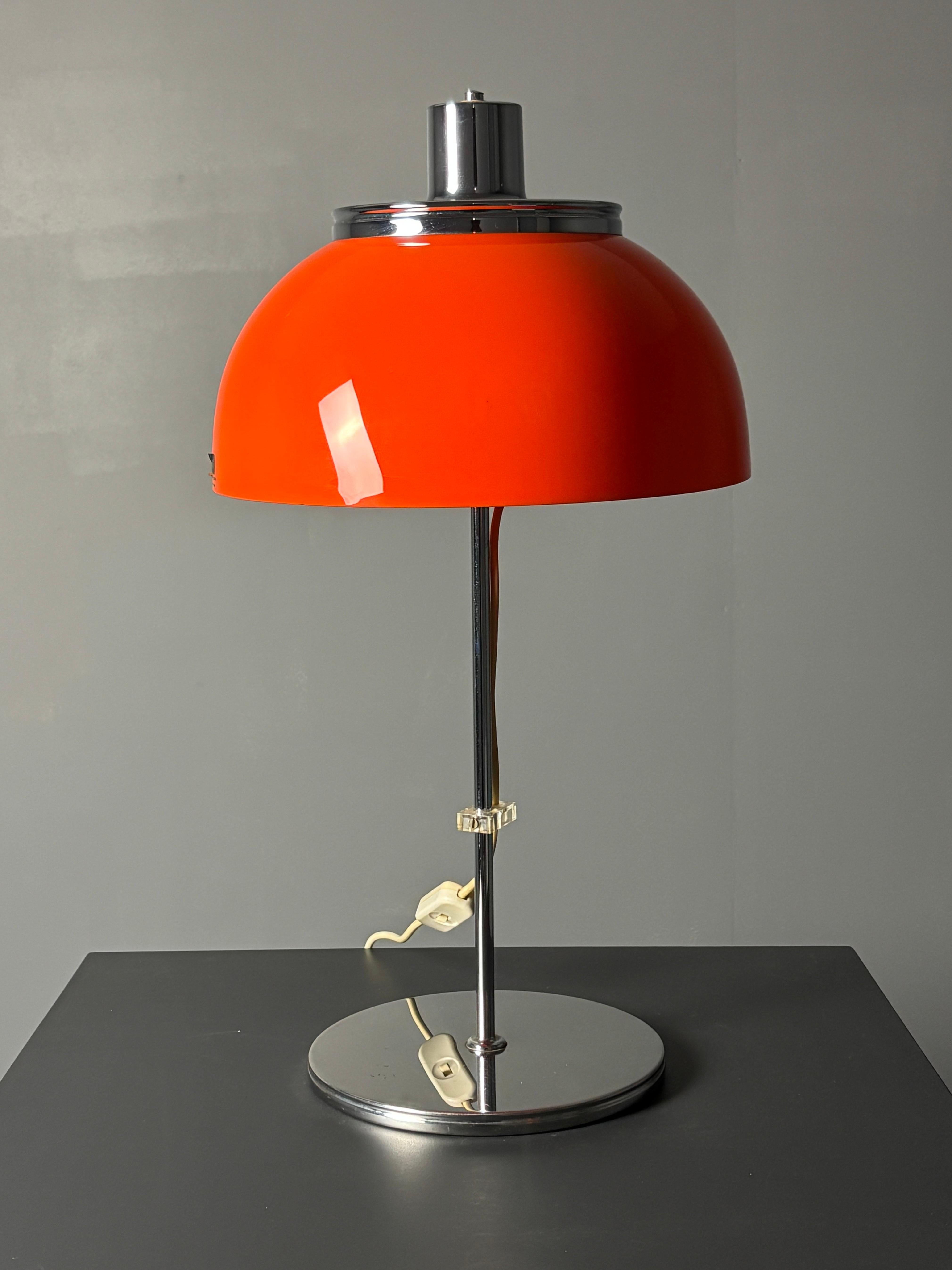 Lampada da tavolo del Midcentury Space Age di Luigi Massoni & Massoni per Guzzini, modello Faro, anni '70 In condizioni discrete in vendita a Zaandam, NL
