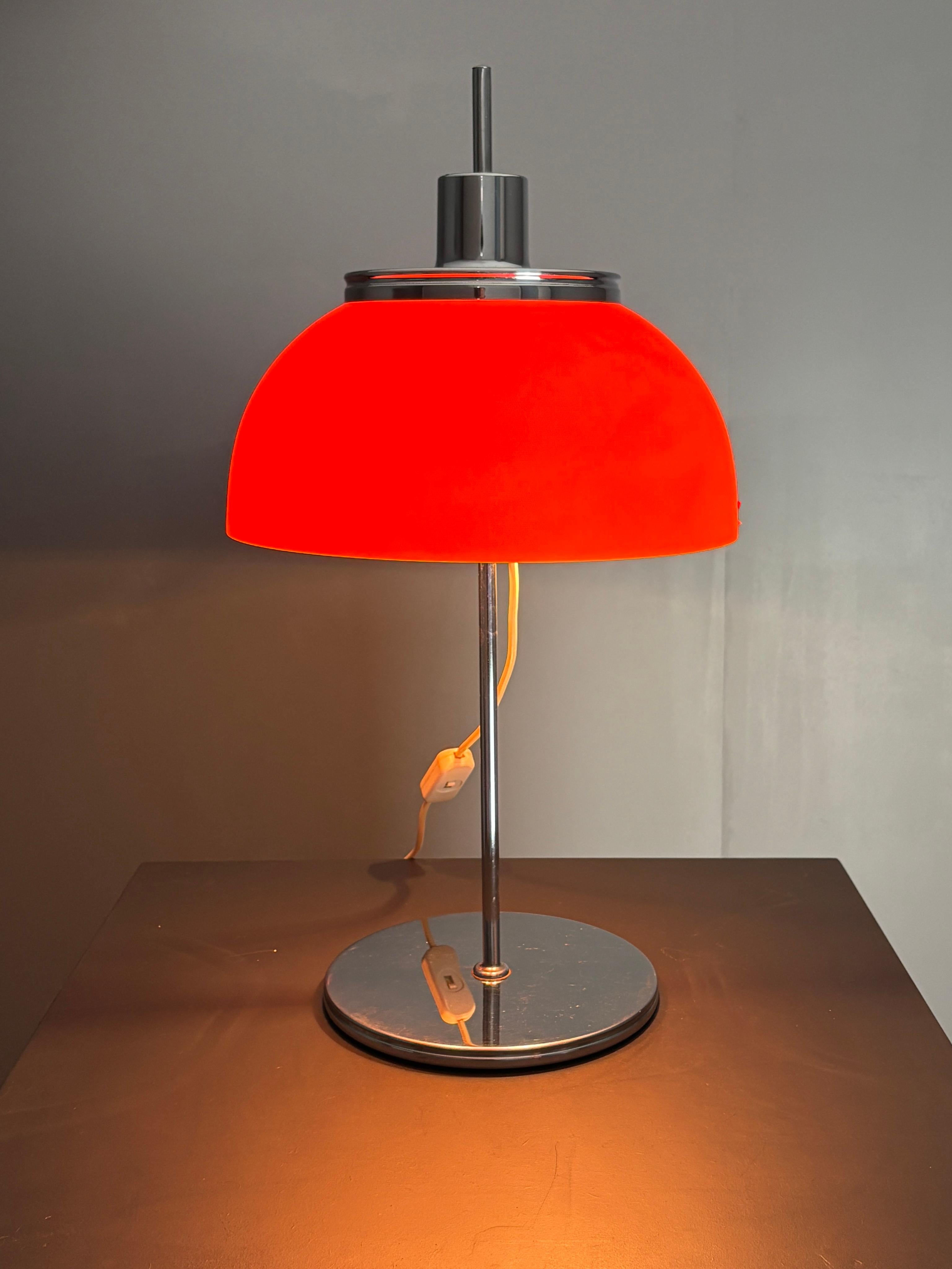 Fine XX secolo Lampada da tavolo del Midcentury Space Age di Luigi Massoni & Massoni per Guzzini, modello Faro, anni '70 in vendita