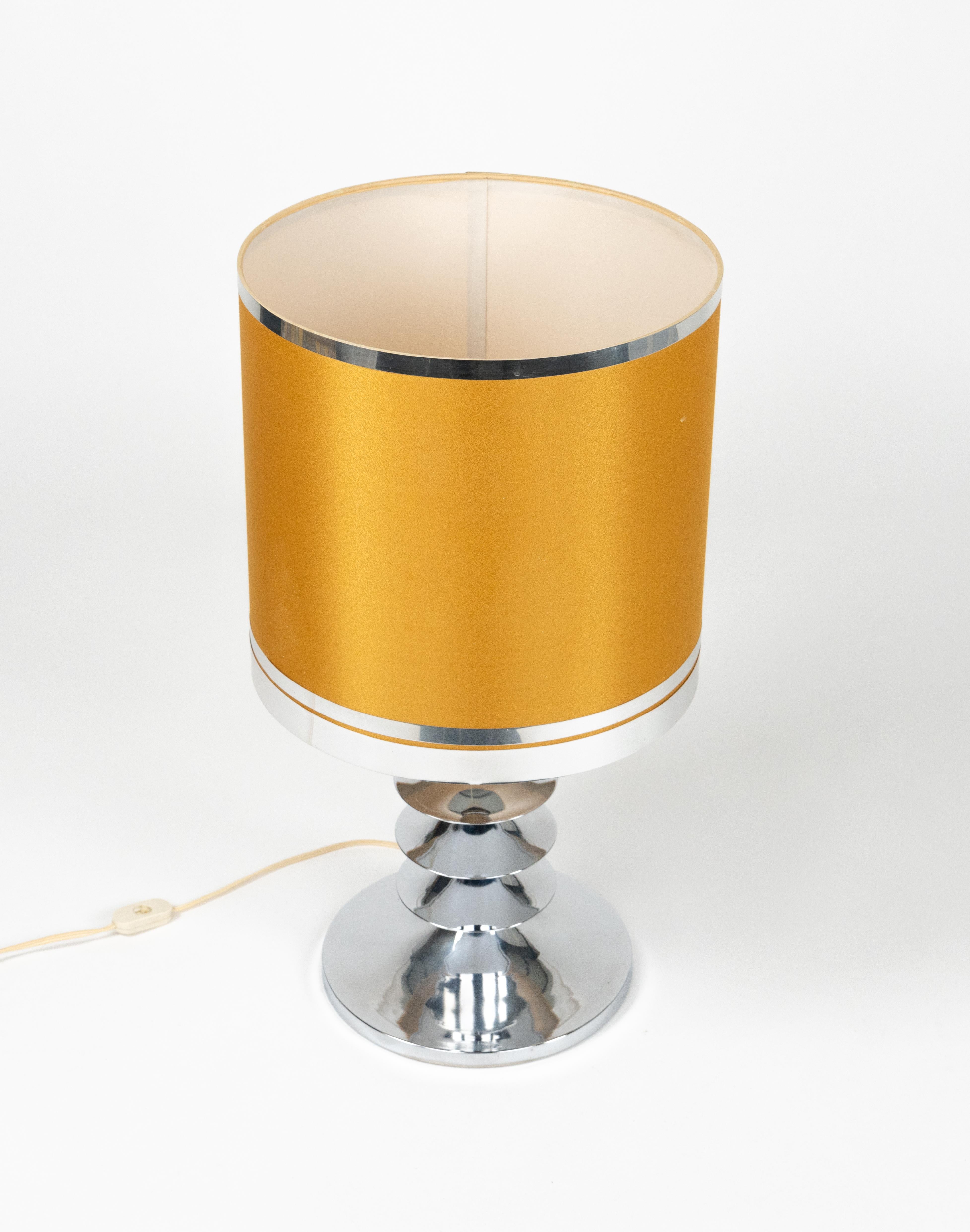 italien Lampe de table de l'ère spatiale du milieu du siècle dernier en chrome et tissu, Italie 1970 en vente