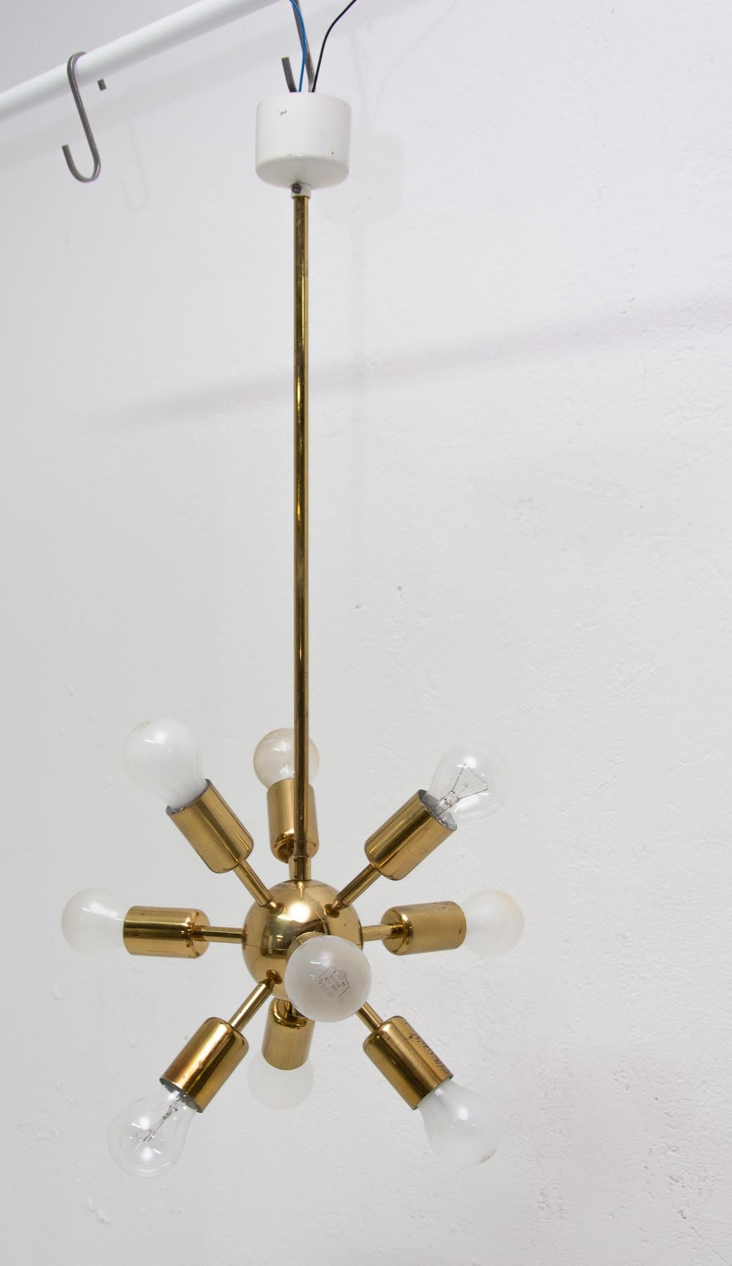 Midcentury Space Age Ten Arms Brass Sputnik Chandelier, 1960s In Good Condition For Sale In Prague 8, CZ
