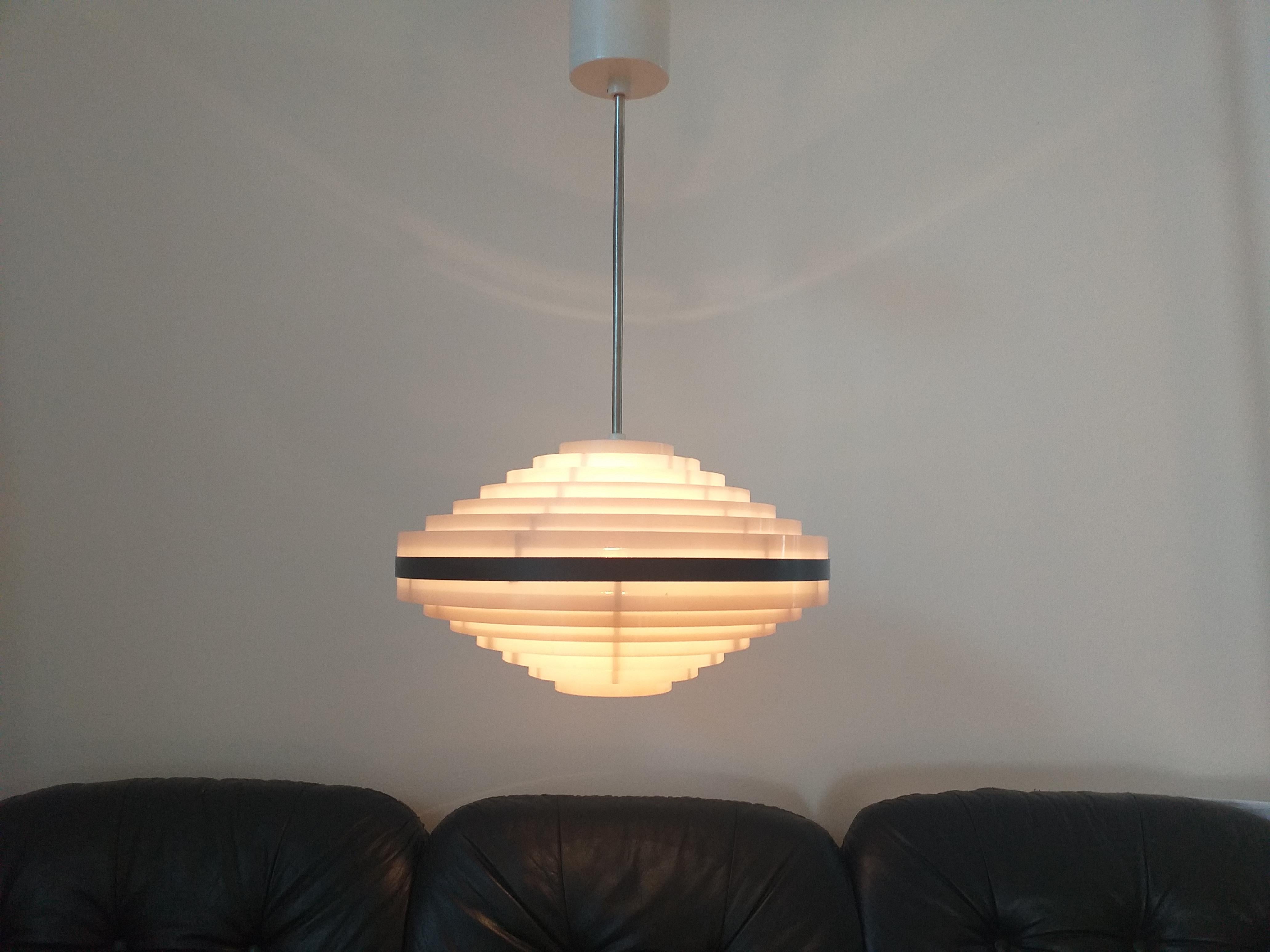 Plastique Pendentif de style UFO de l'ère spatiale du milieu du siècle dernier, 1970 / jusqu'à 14 pièces en vente