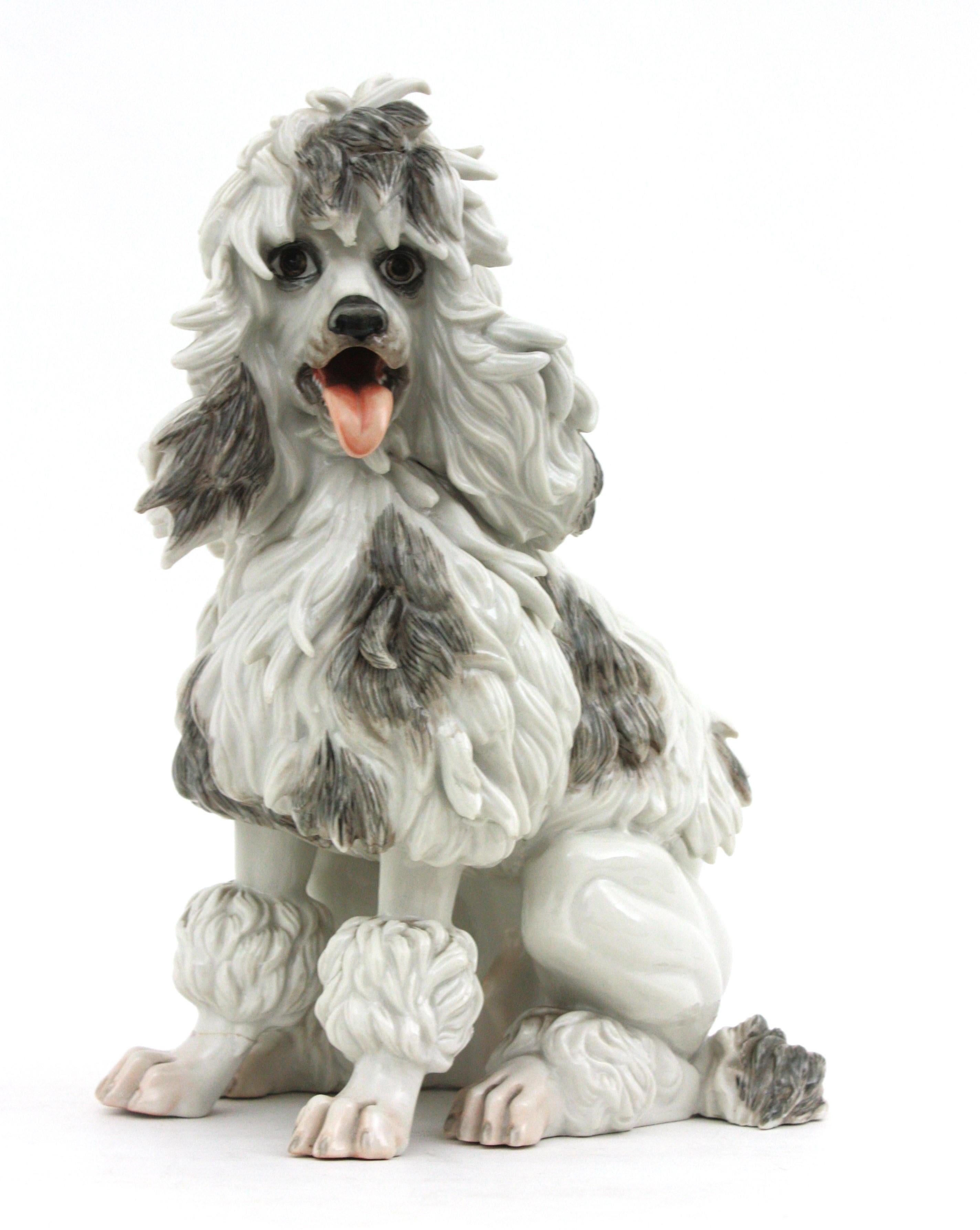 20ième siècle Grand chien caniche en porcelaine Algora d'Espagne du milieu du siècle dernier
