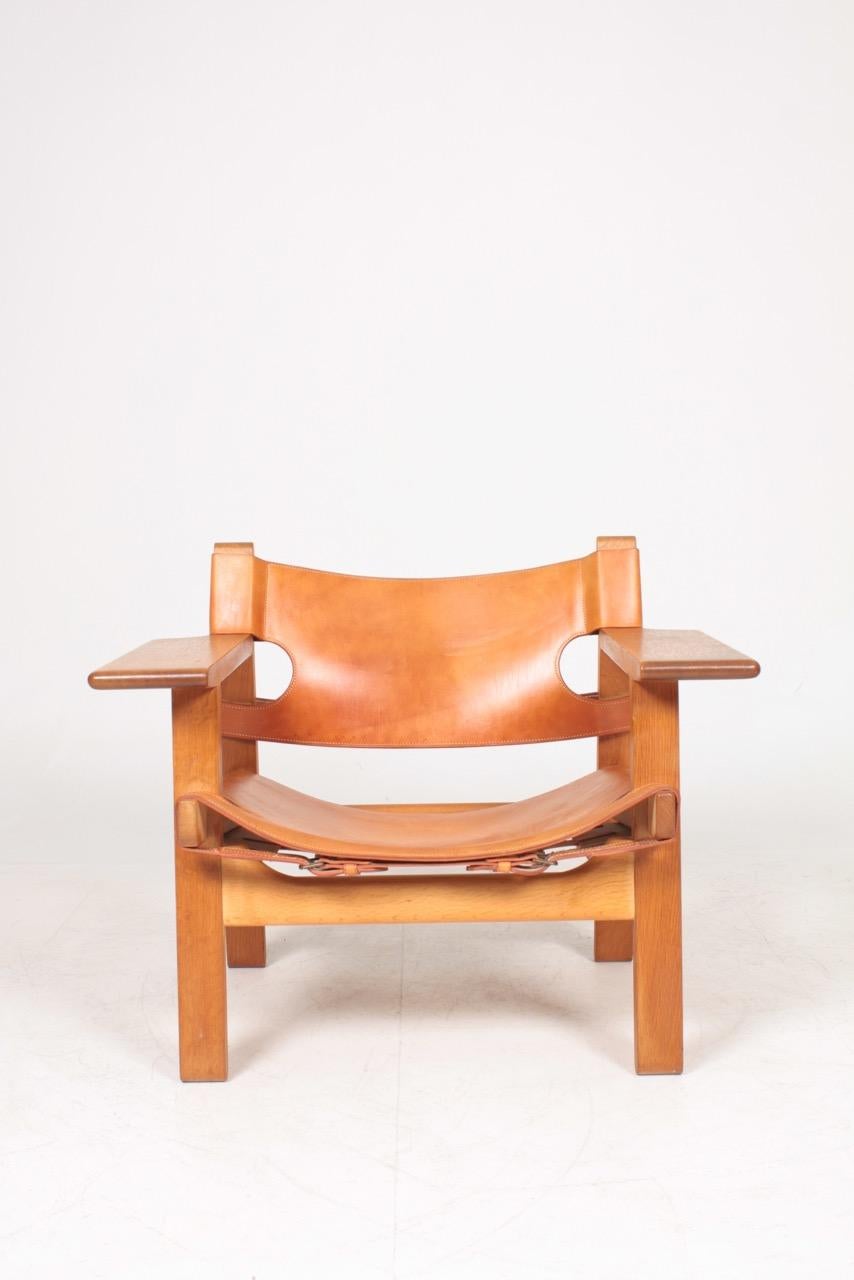Spanischer Stuhl aus massiver Eiche und patiniertem Leder. Entworfen von MAA. Børge Mogensen für Fredericia Furniture. Hergestellt in Dänemark. Toller Originalzustand.
