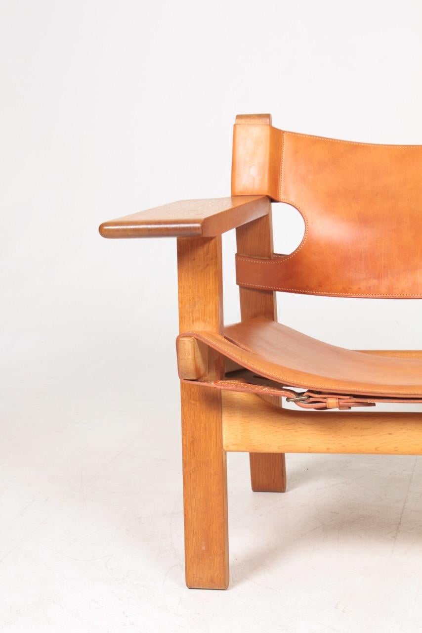 Scandinave moderne Chaise espagnole du milieu du siècle en cuir patiné et en chêne de Børge Mogensen:: années 1950 en vente