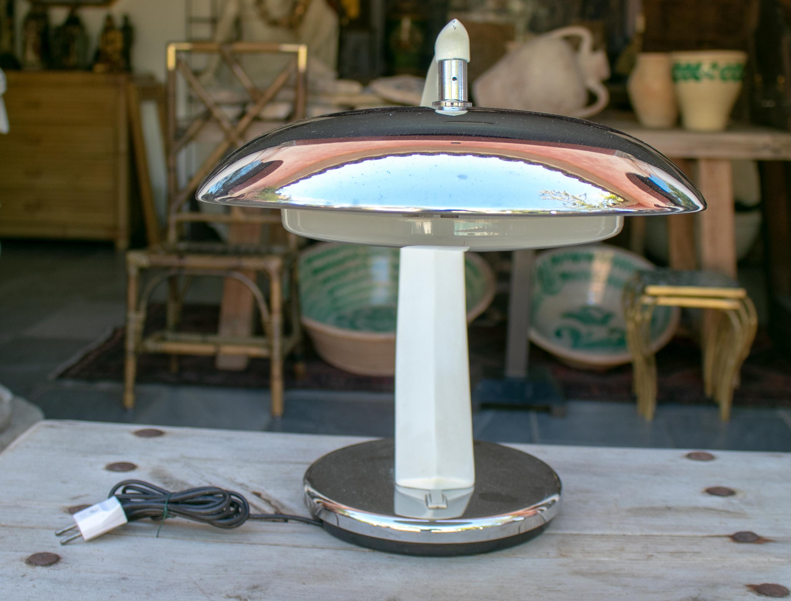 Midcentury Spanish desk lamp with swivel arm, Madrid from the 1960s.
Labelled on the base FASE, in two tones of white.