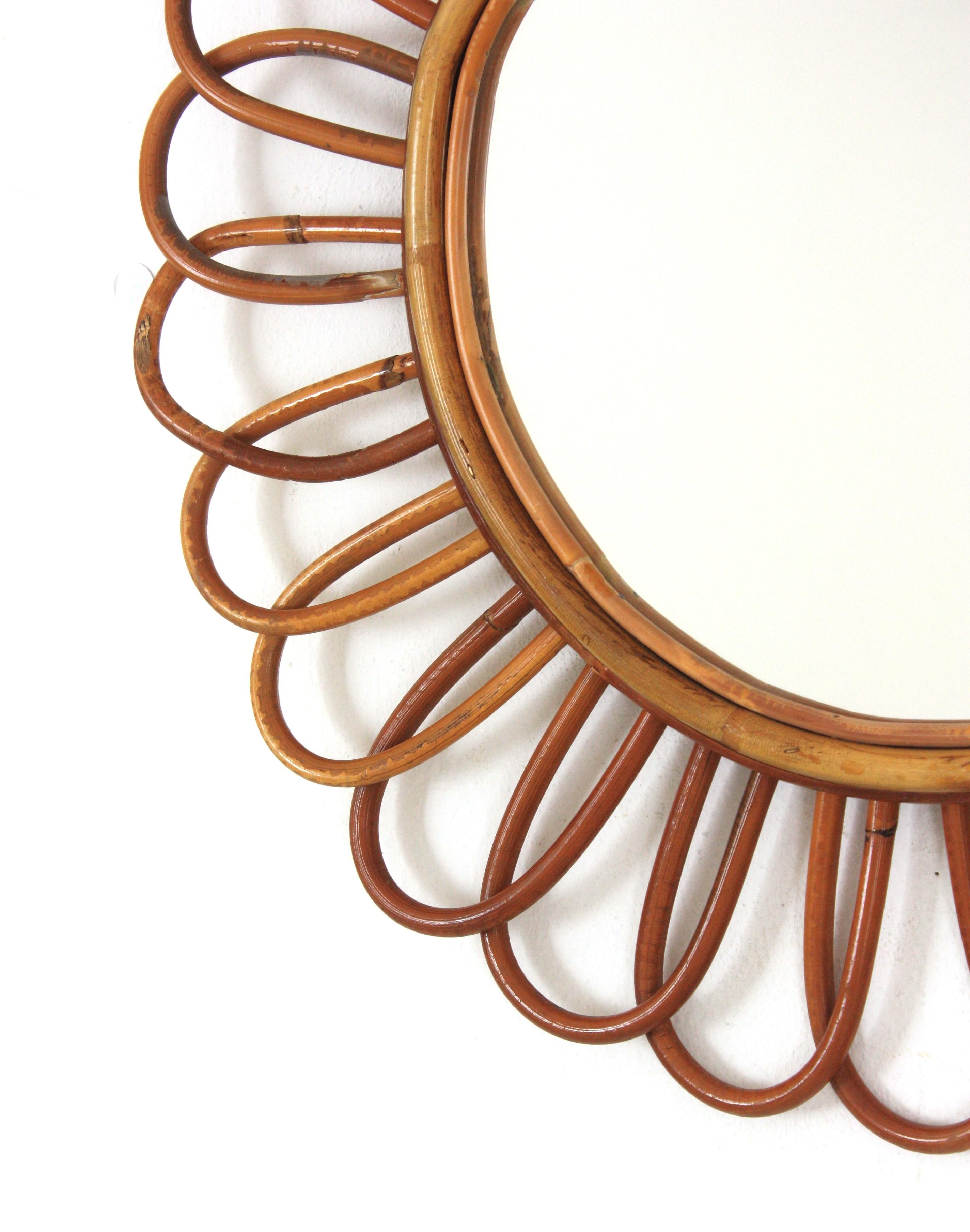 Specchio spagnolo a forma di fiore in rattan, 1960 in vendita 2