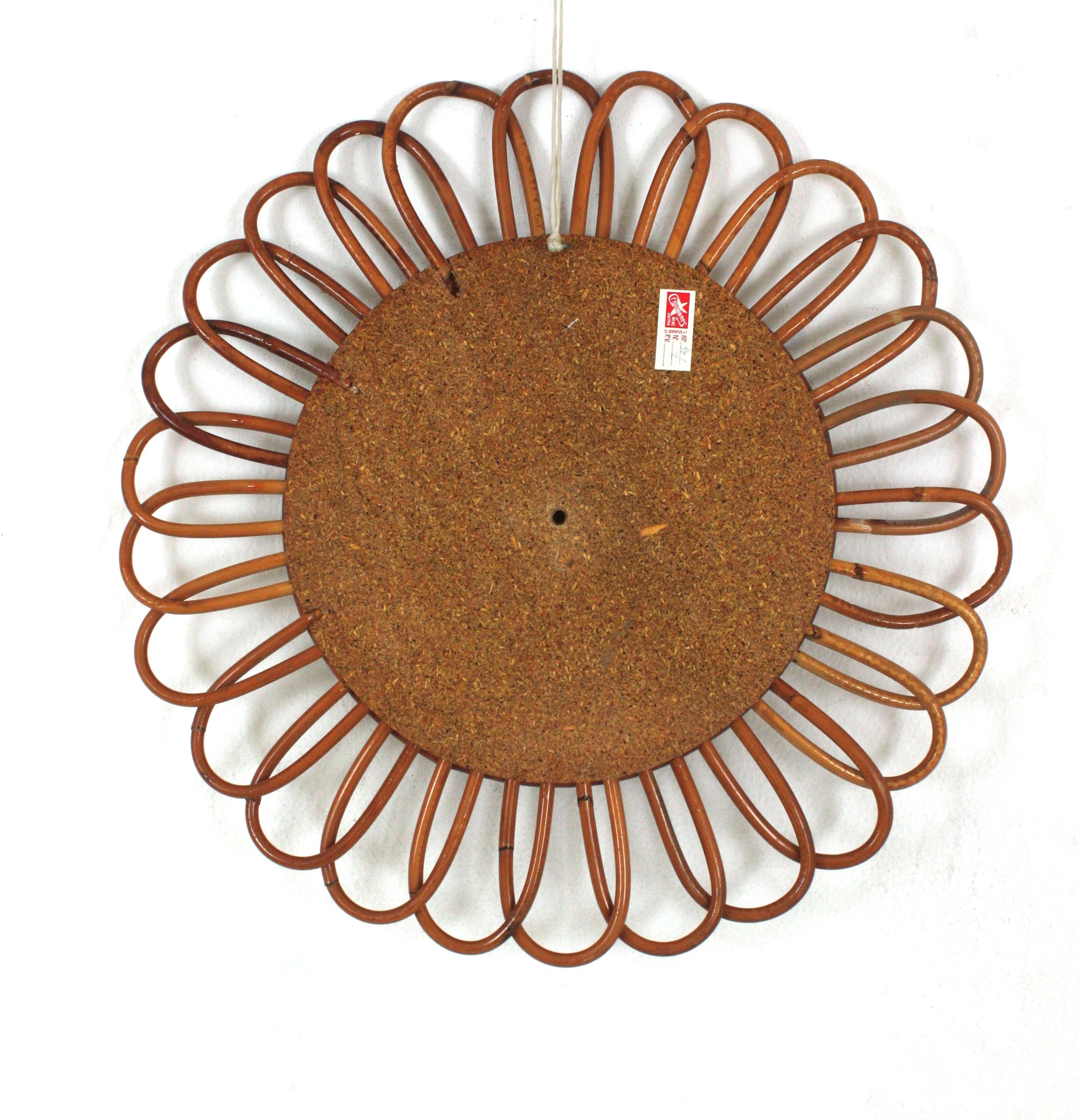 Specchio spagnolo a forma di fiore in rattan, 1960 in vendita 3